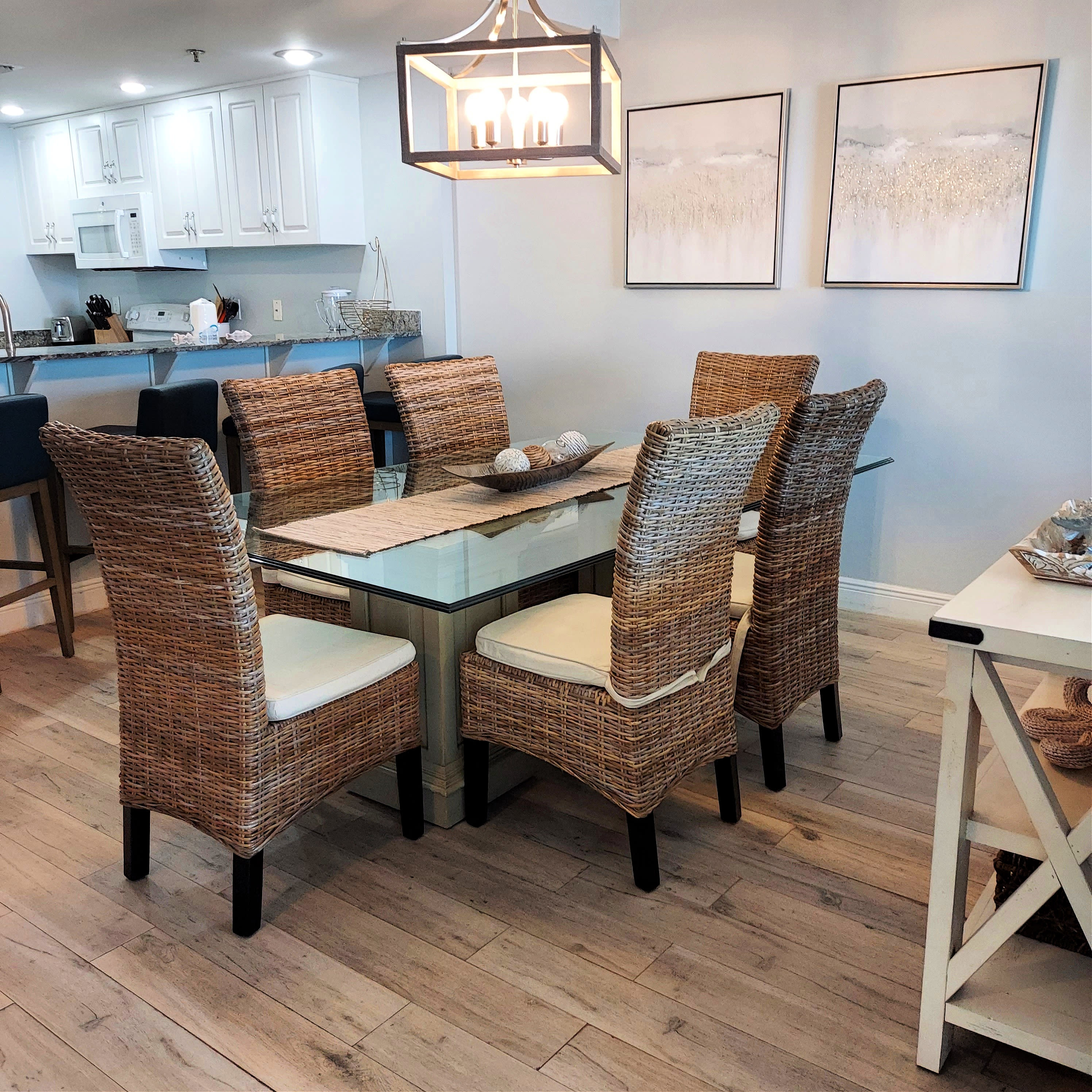 Seating for 6 in Dining Room