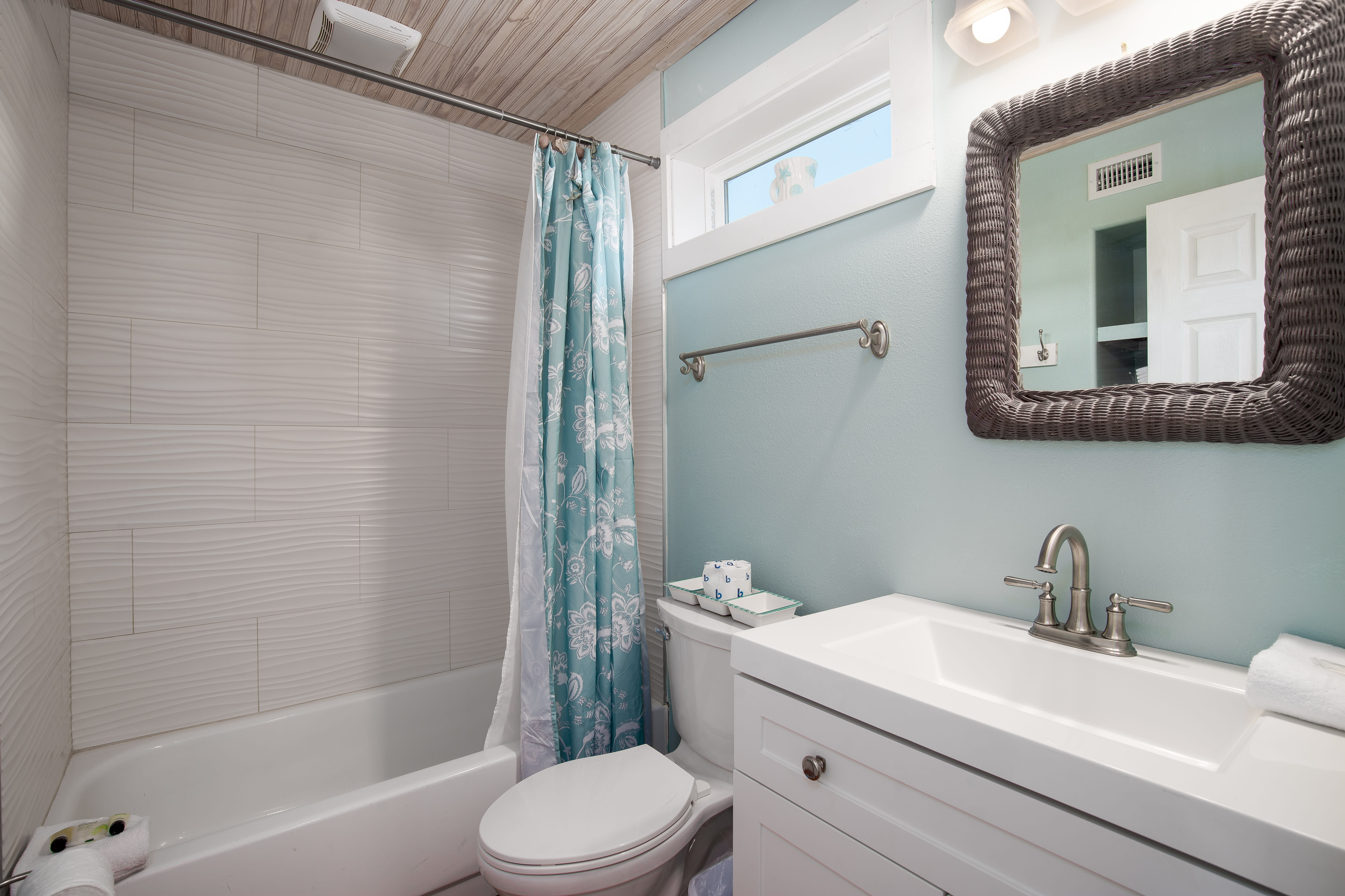 Ensuite bath wtih tub/shower combo.