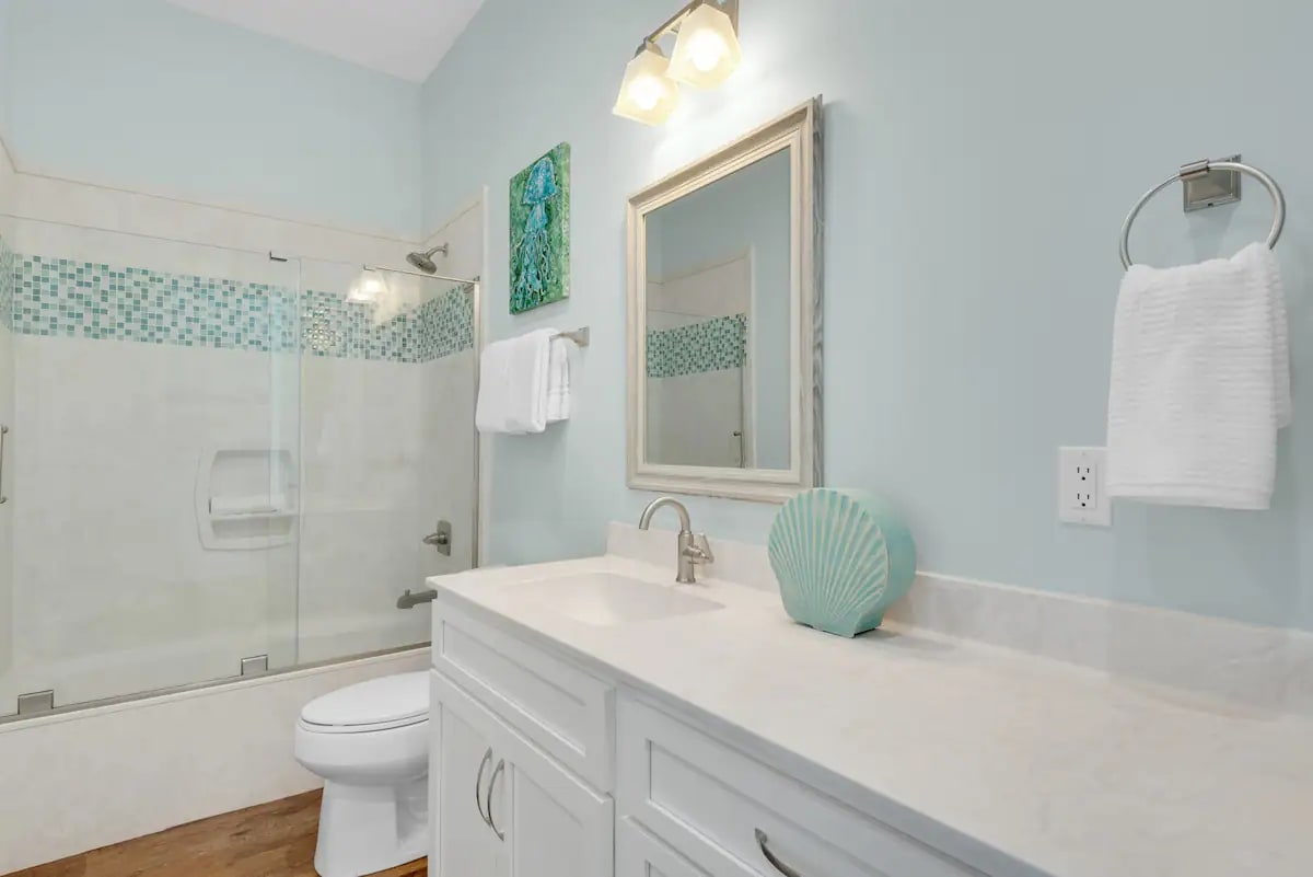 Breeze-24 Bed 3 - Private Bath - Frameless glass shower/tub combo.