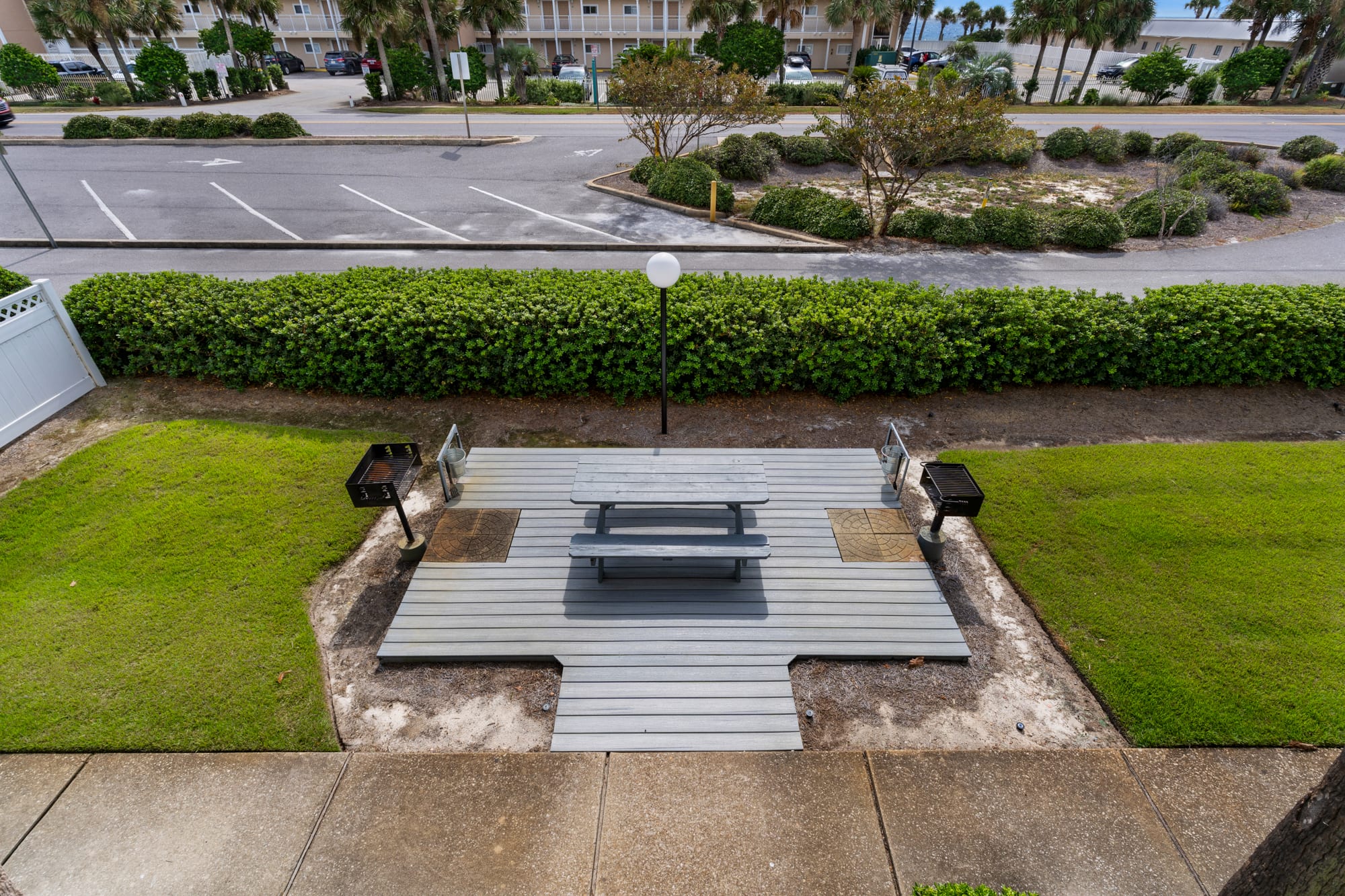 Picnic and grilling area (charcoal)