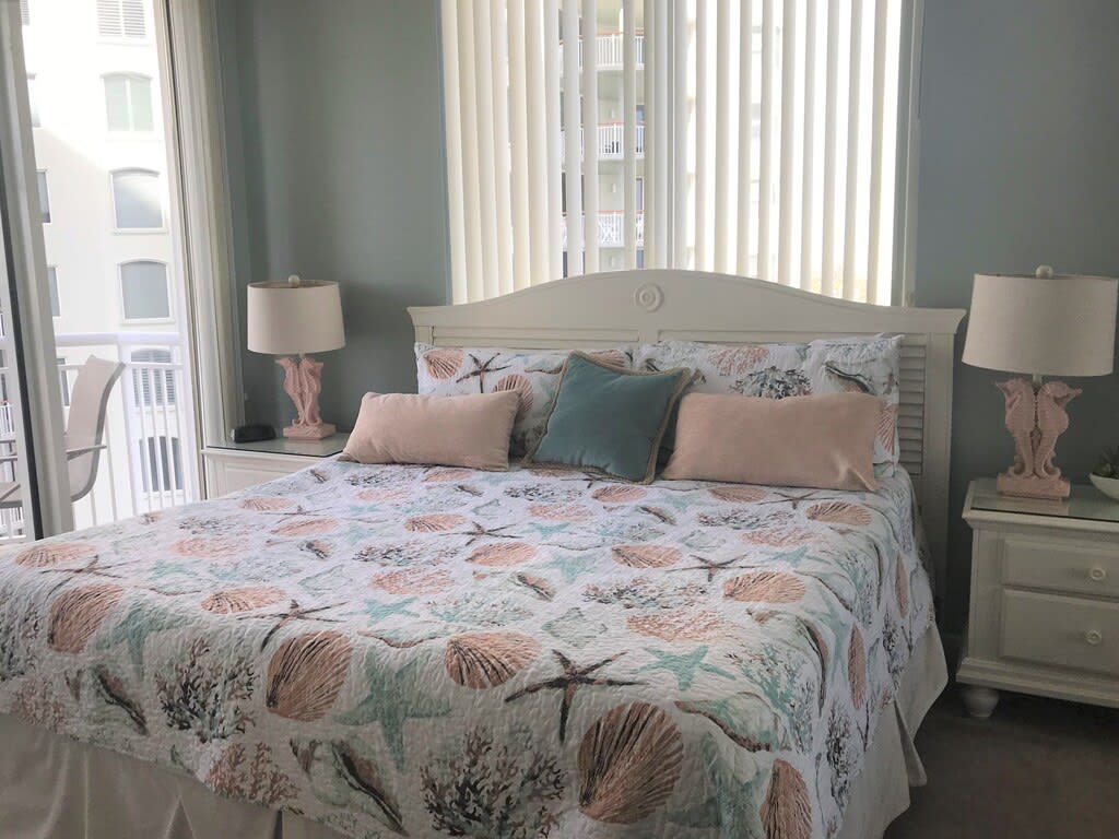 3rd bedroom with king -separate kitchenette &amp; vanity area no more vertical blinds