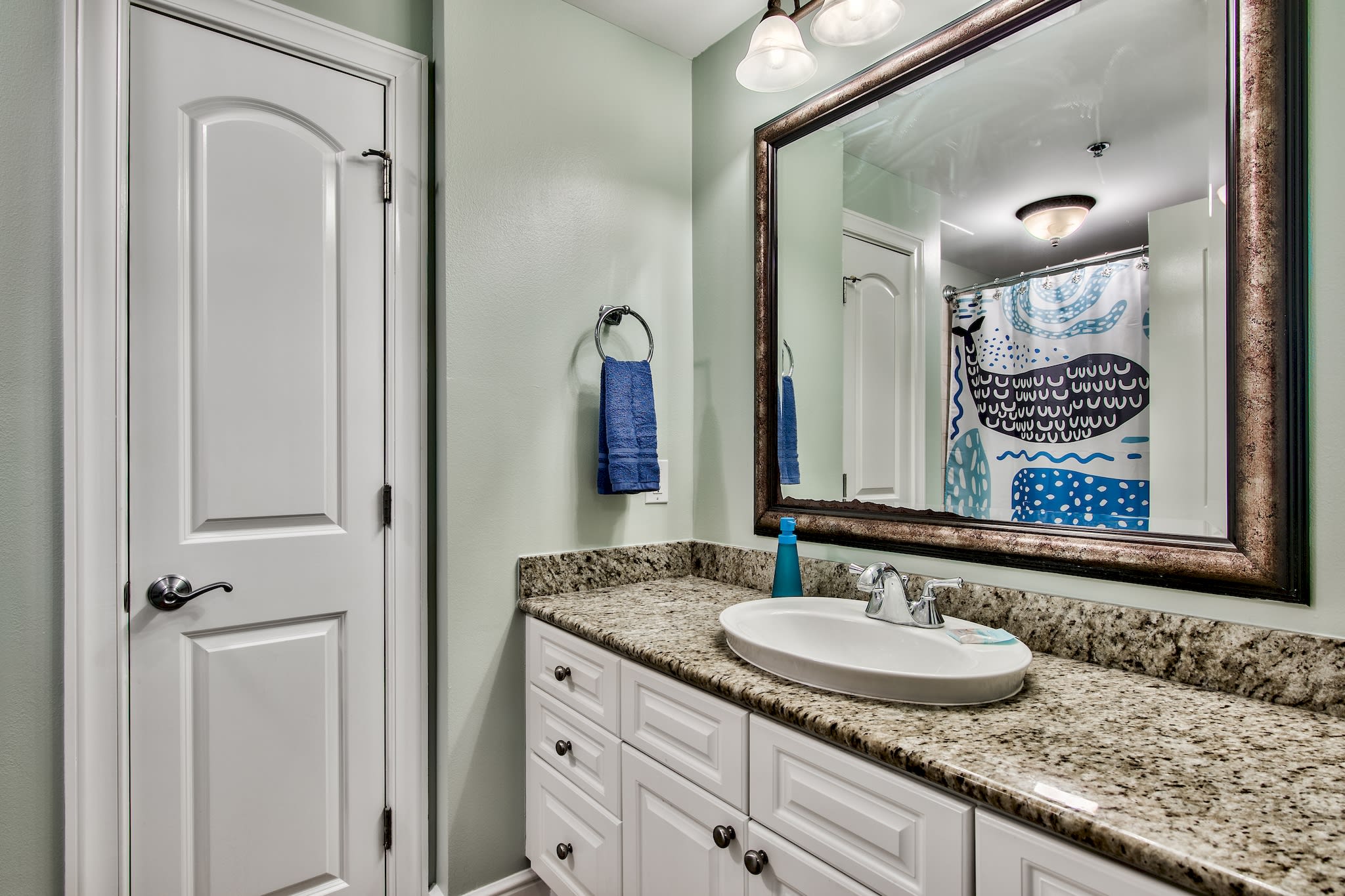 Kid's en suite bathroom with tub and shower