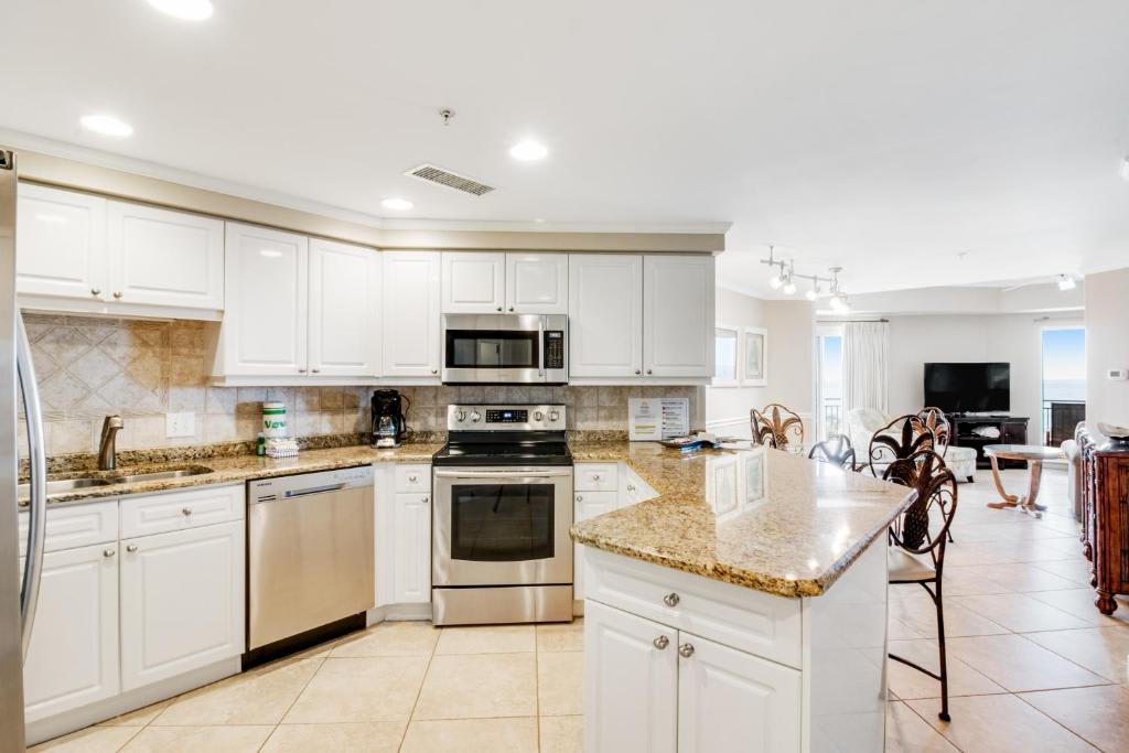 Freshly Renovated Kitchen all stainless appliances and eat in bar