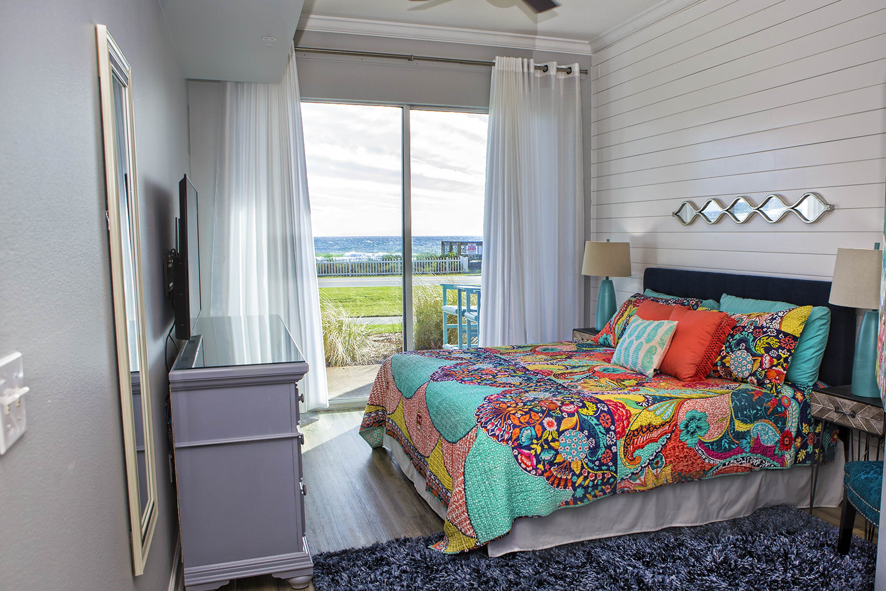 GULF FRONT King-sized Master Bedroom, Private Bath, 52" Smart TV, Gulf View