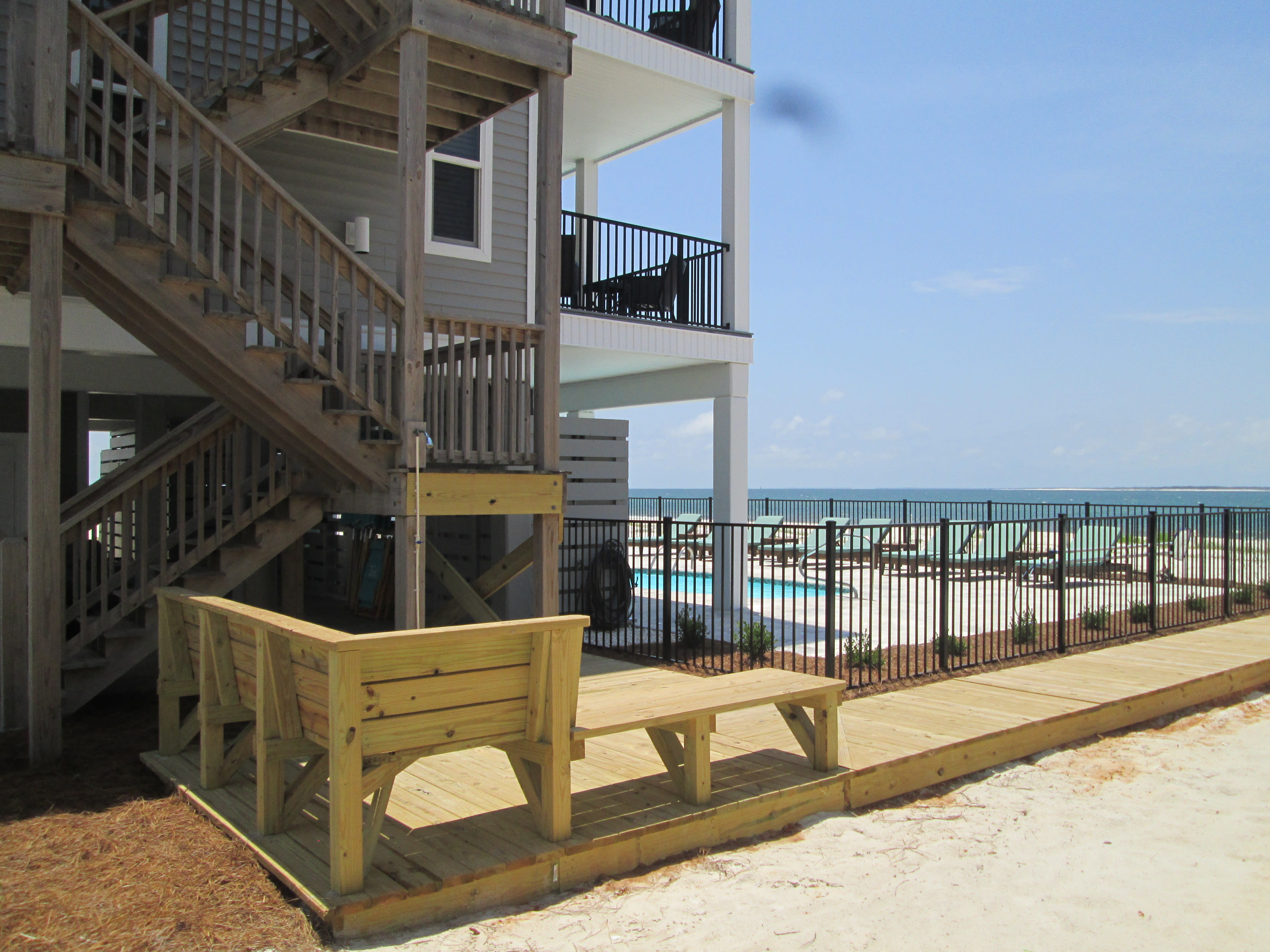 RINSE OFF DECK W/SHOWER &amp; WRAP AROUND BENCH &amp; AMAZING GULF FRONT VIEWS