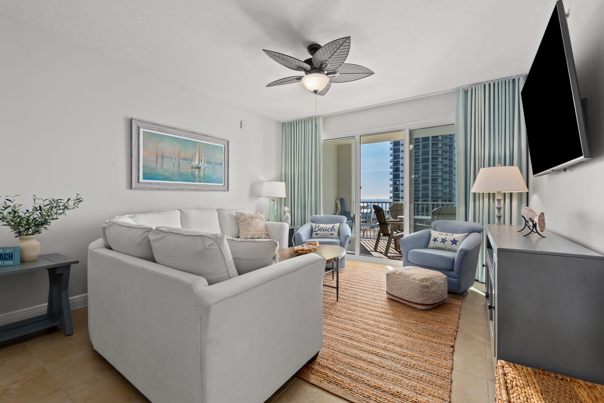 [Living room] Relax and enjoy stunning views and family movie night