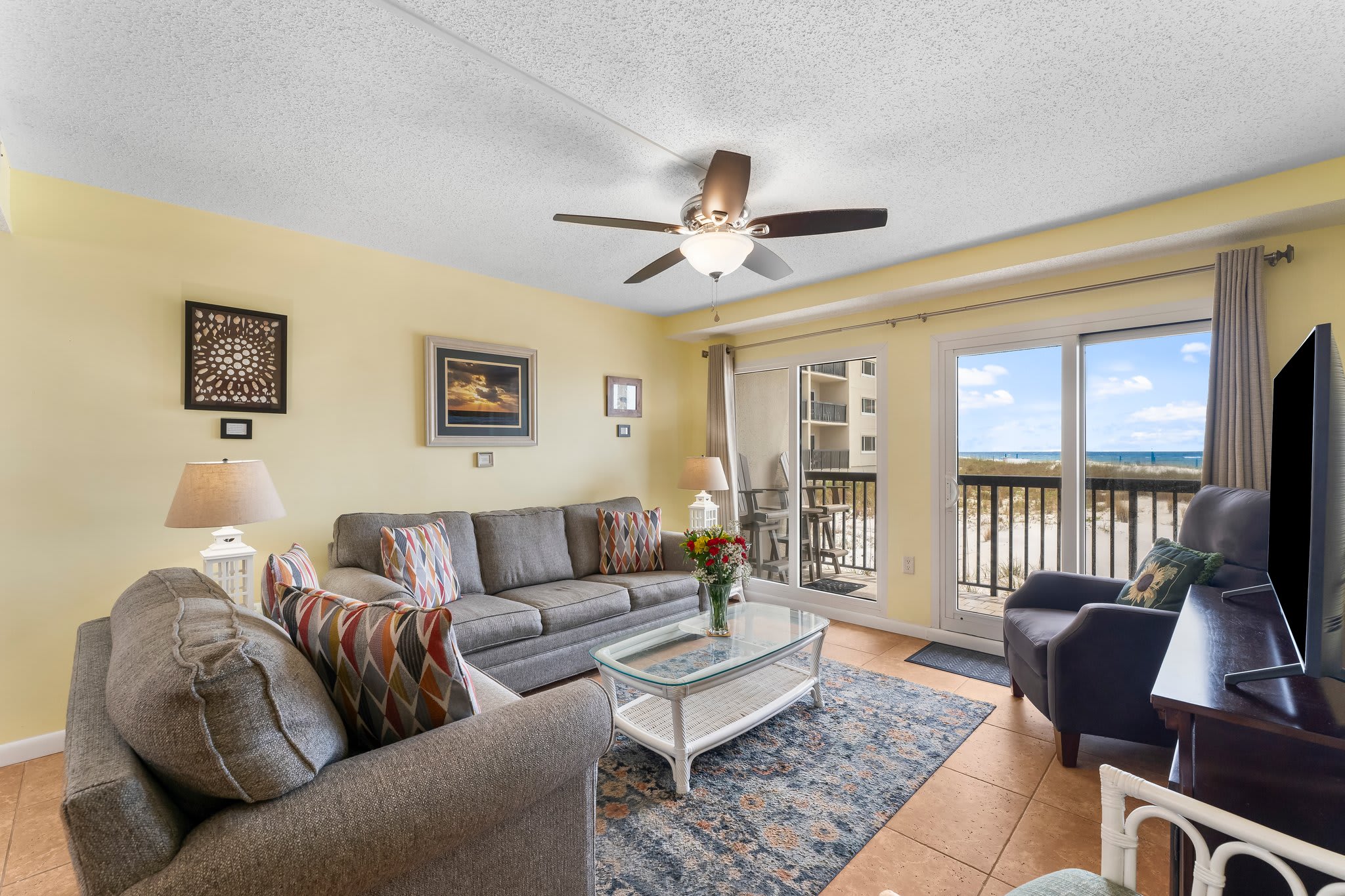 Living room with Queen size sleeper sofa.