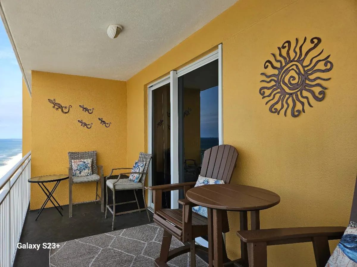 Seating for 6 on the spacious balcony. The sunsets are amazing!