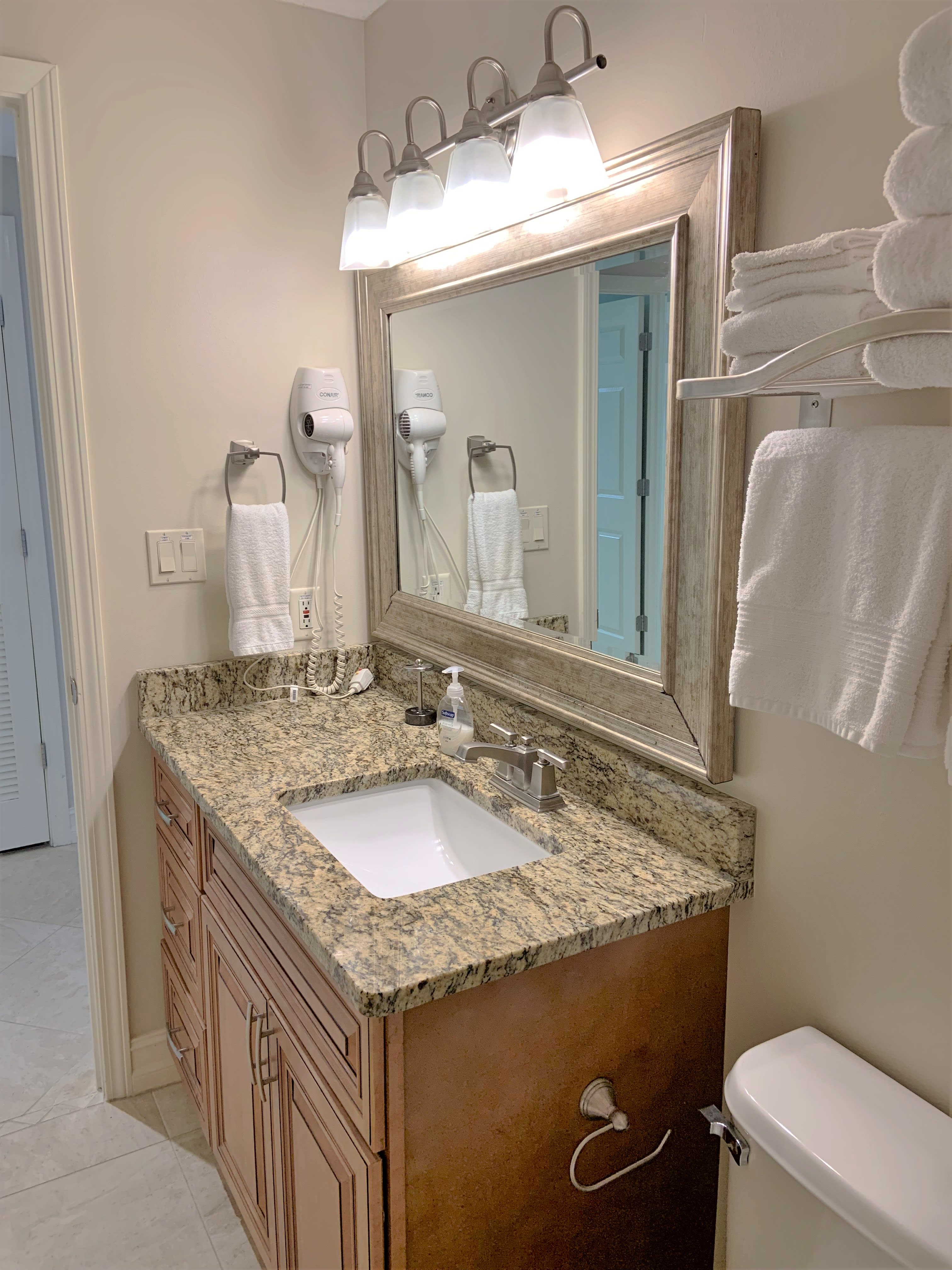 Bdrm 3 / hallway full bathroom