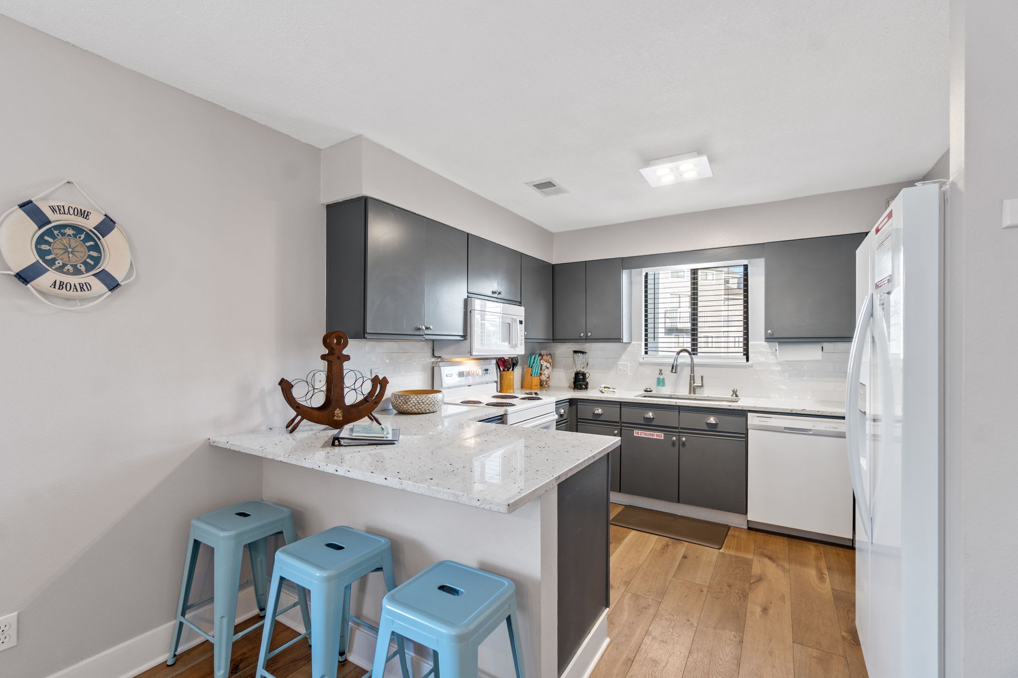 Kitchen with seating for 3 at breakfast bar 
