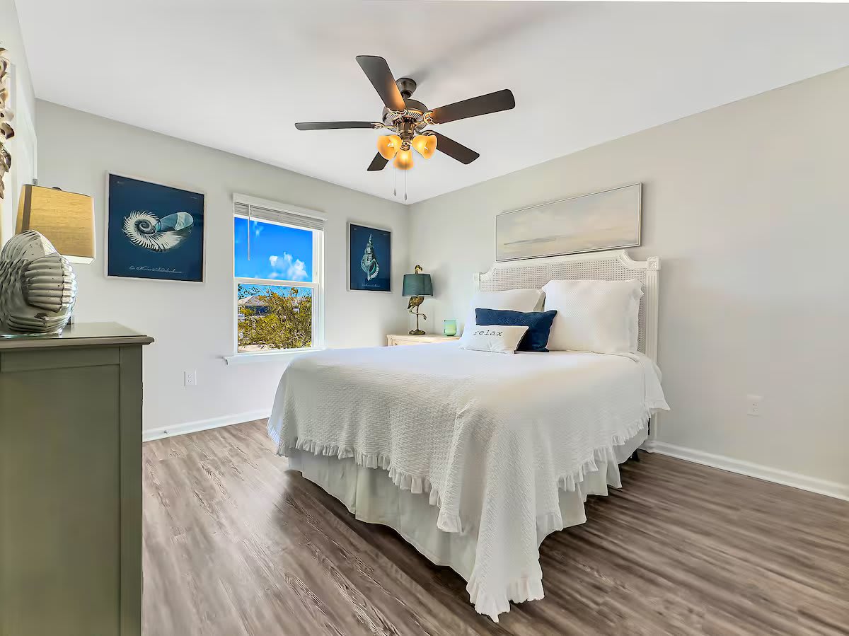 Bedroom with Queen bed