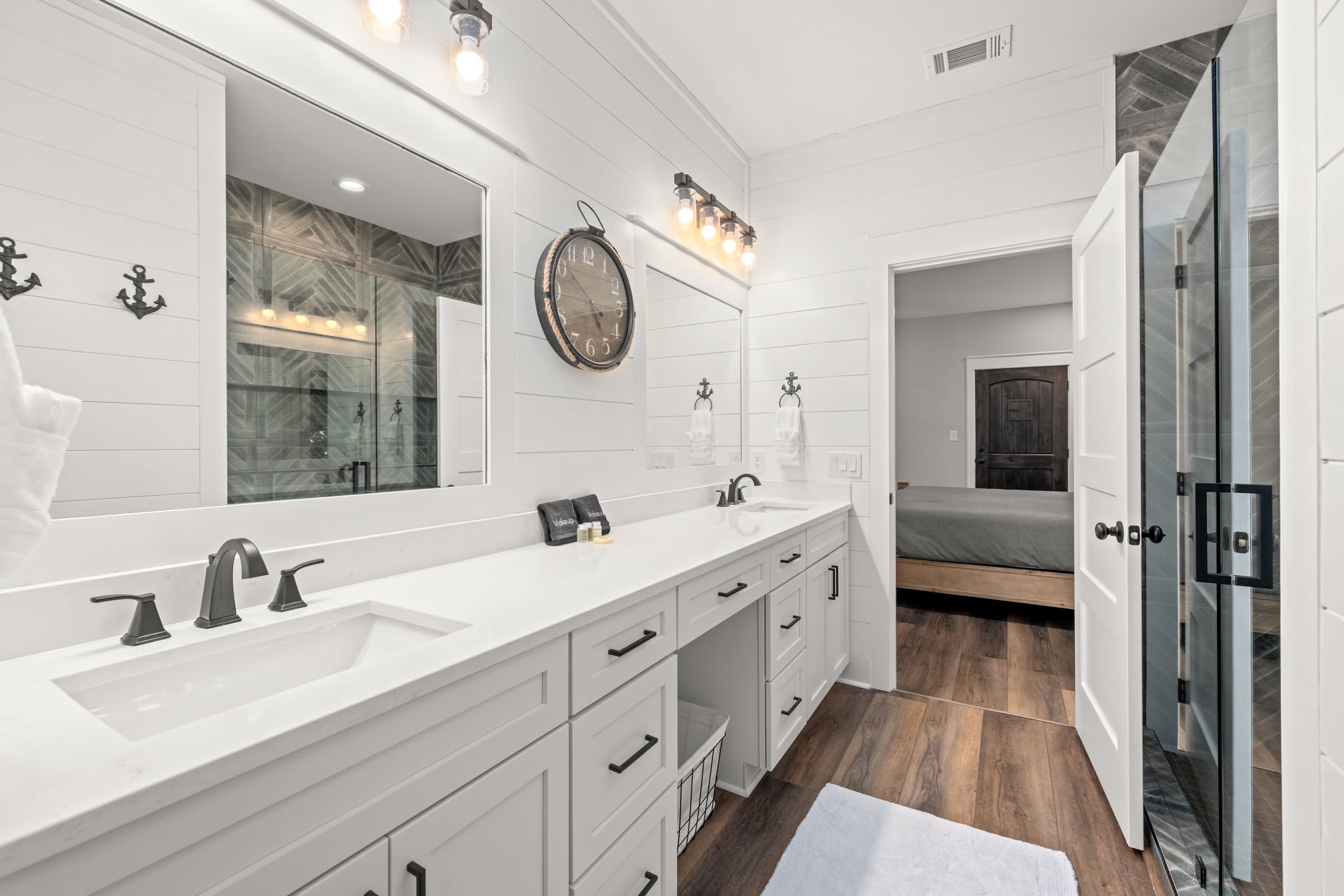 Large double vanities, 6' Tile shower, walk-in closet, linen closet,