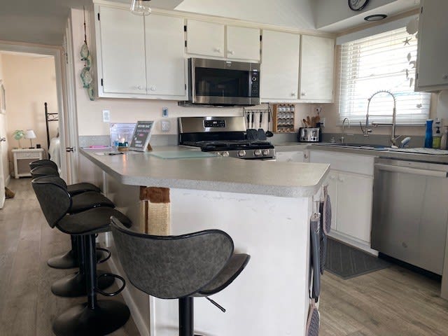 Fully stocked Kitchen, gas stove, reverse osmosis system.