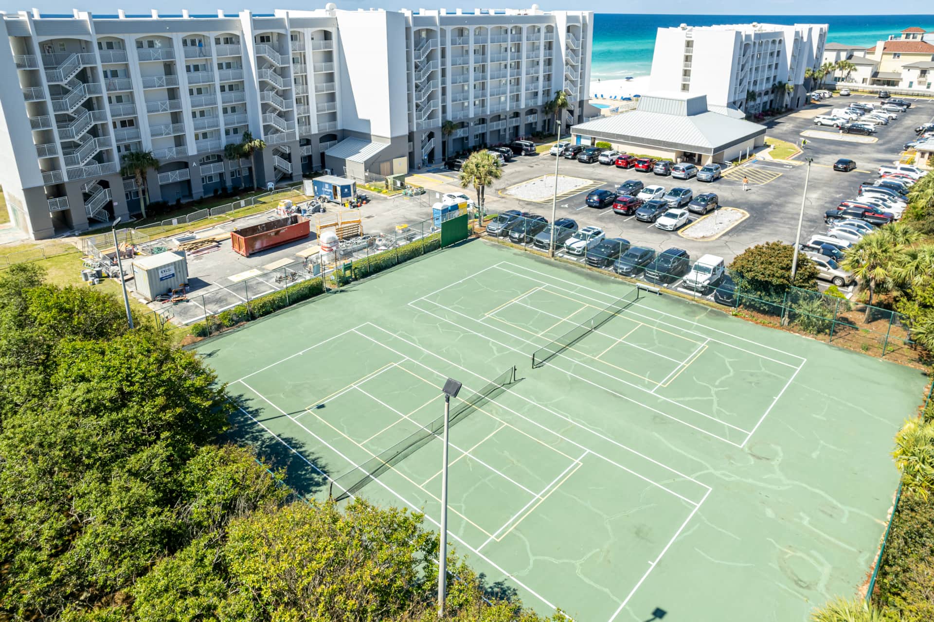 Beach House- Tennis/pickleball courts!