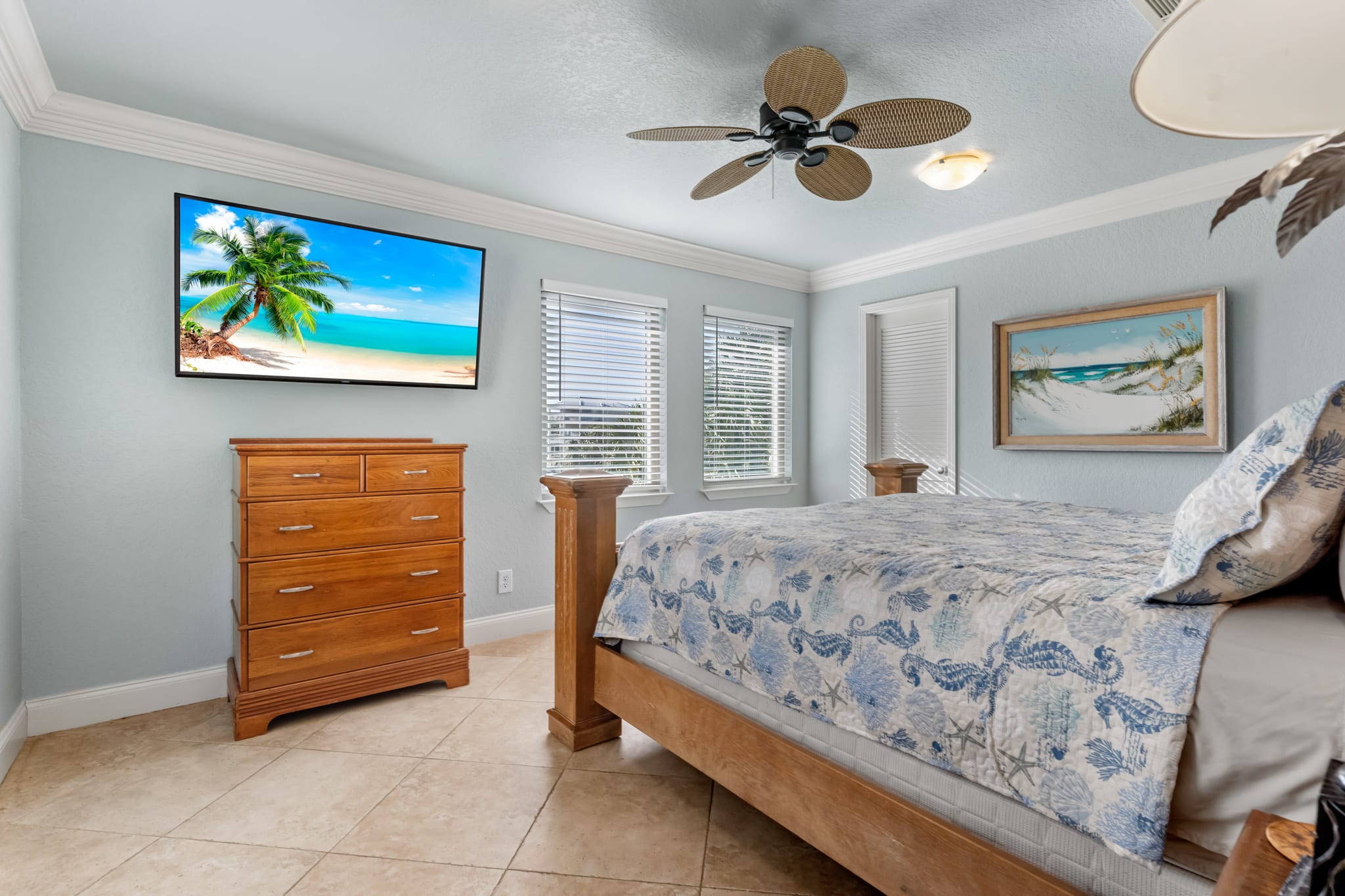 (Upper Level 3rd BR) - King Bed, 65" Smart TV and Walk in Closet. (Sleeps 2)