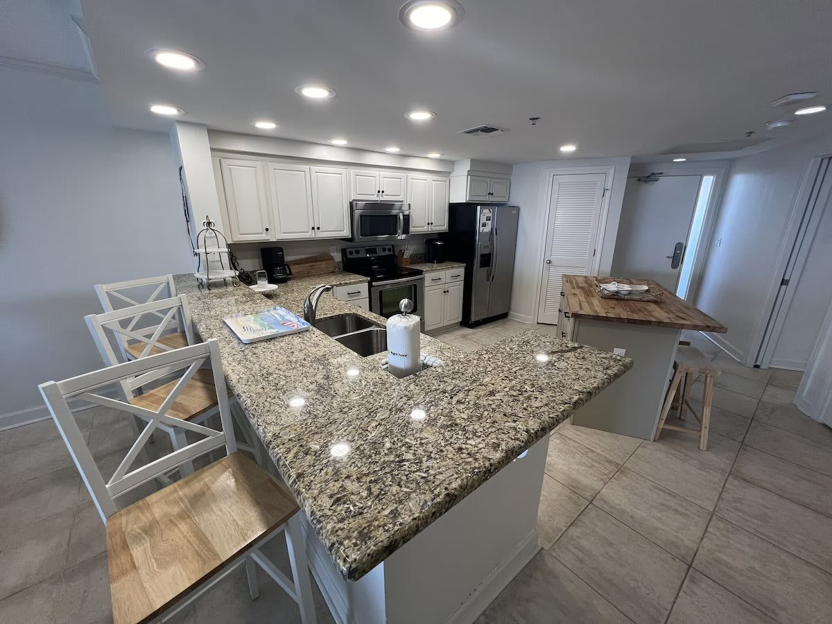 Granite Counter Top Kitchen with Bar Seating