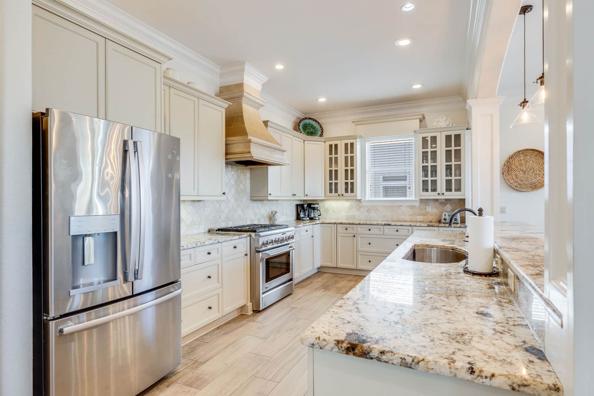 Gourmet kitchen awaits!