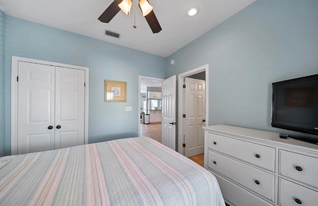 Main Floor Queen Bedroom