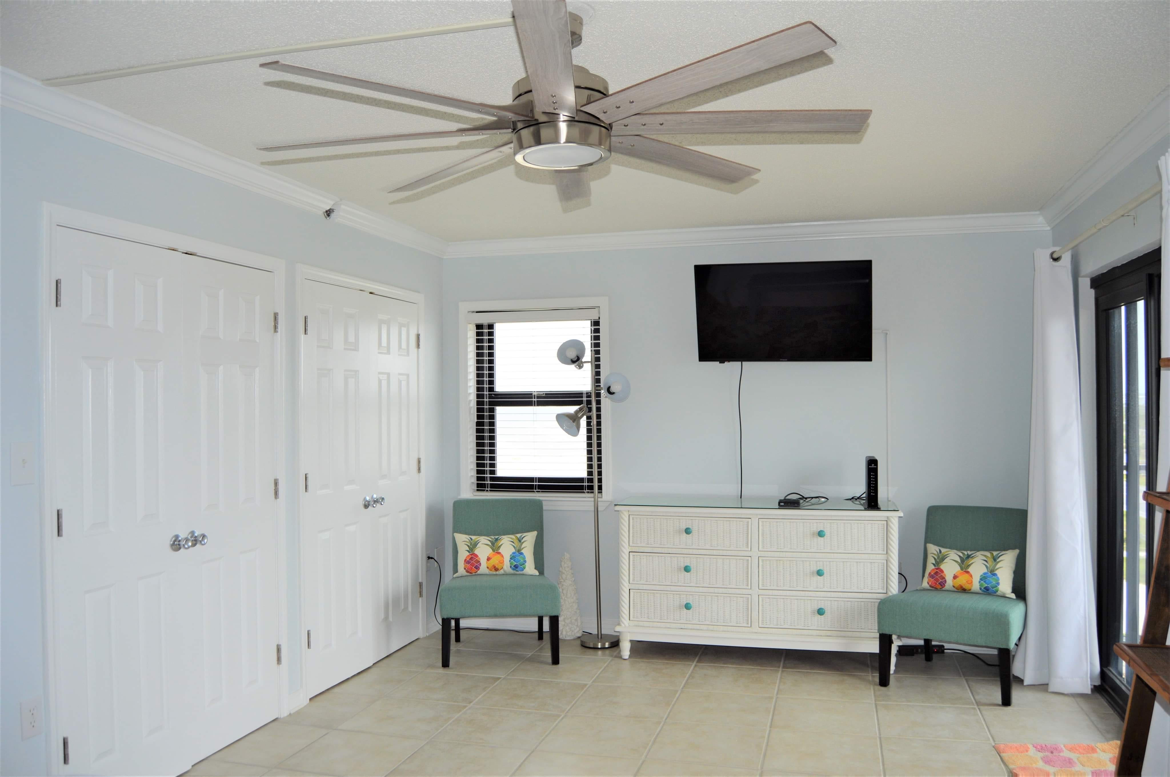 Master seating area, private bayside balcony, 2 large closets