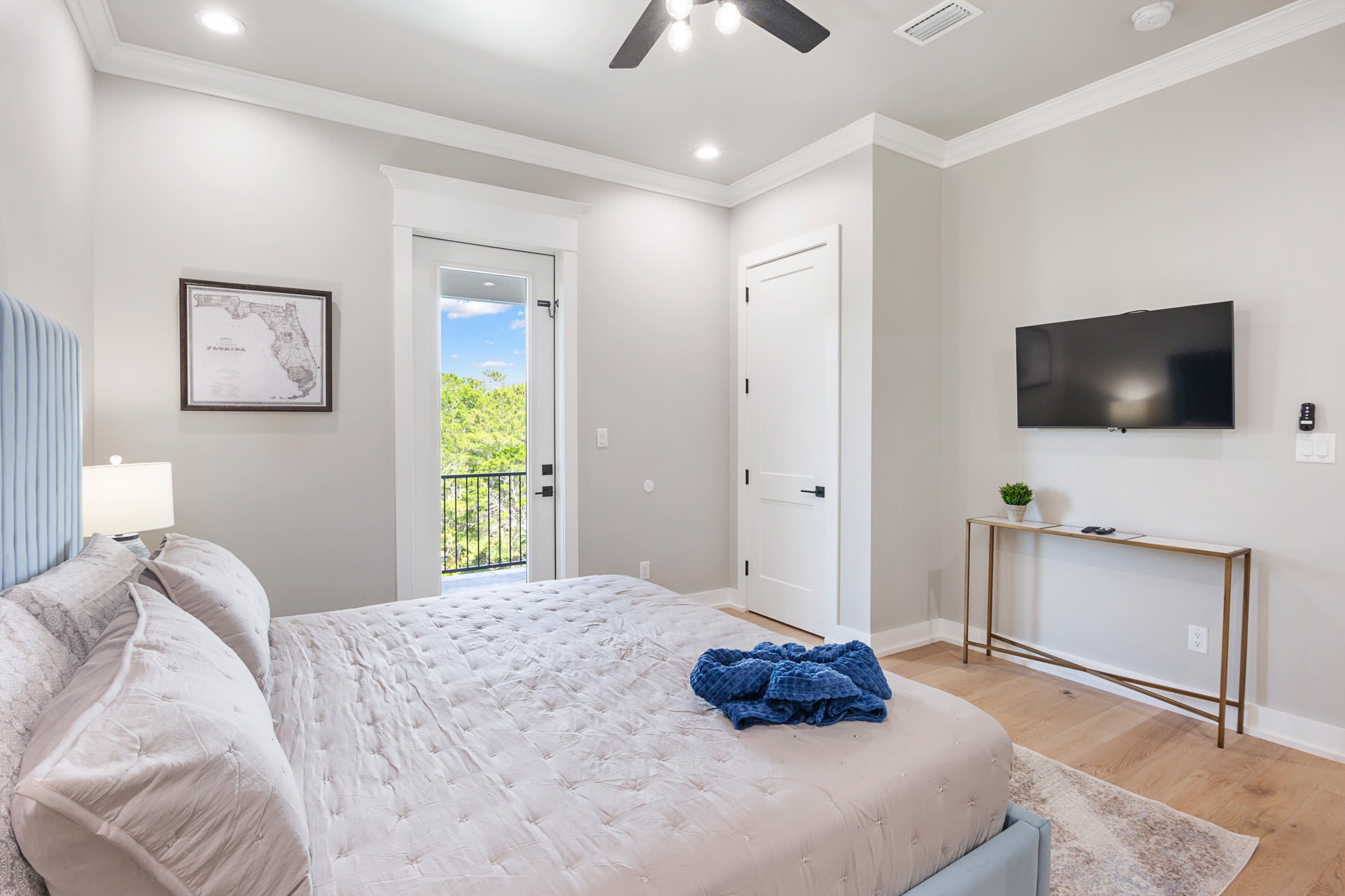 2nd floor king room with private bathroom