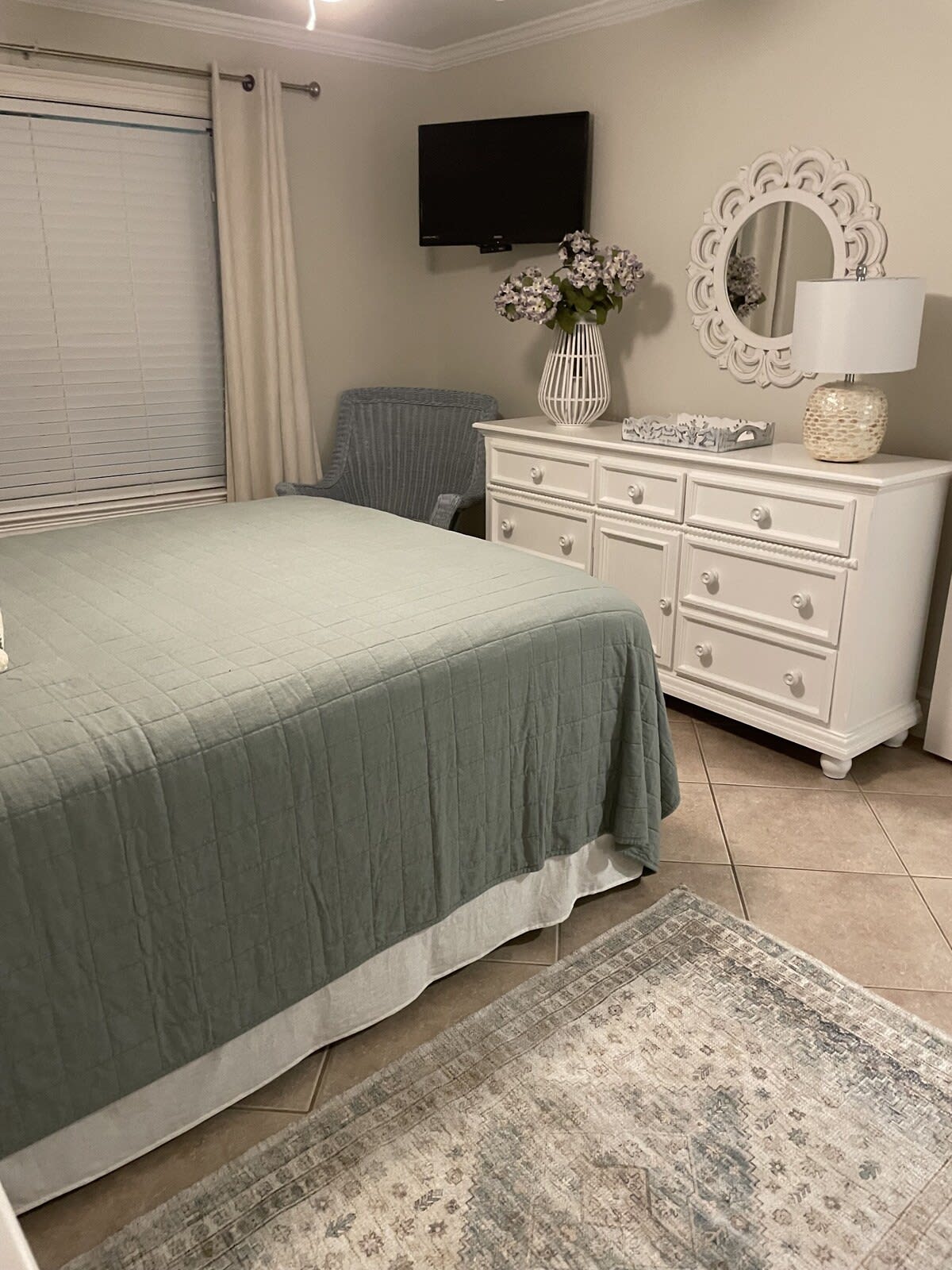 2nd Bedroom TV/Dresser