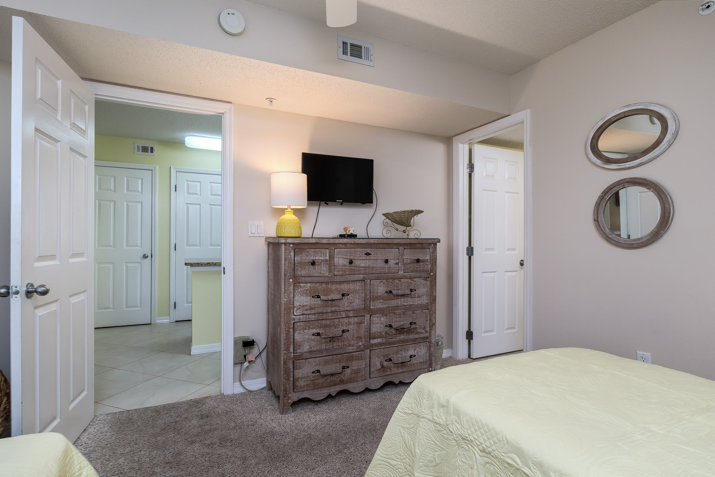 flat screen tv's throughout