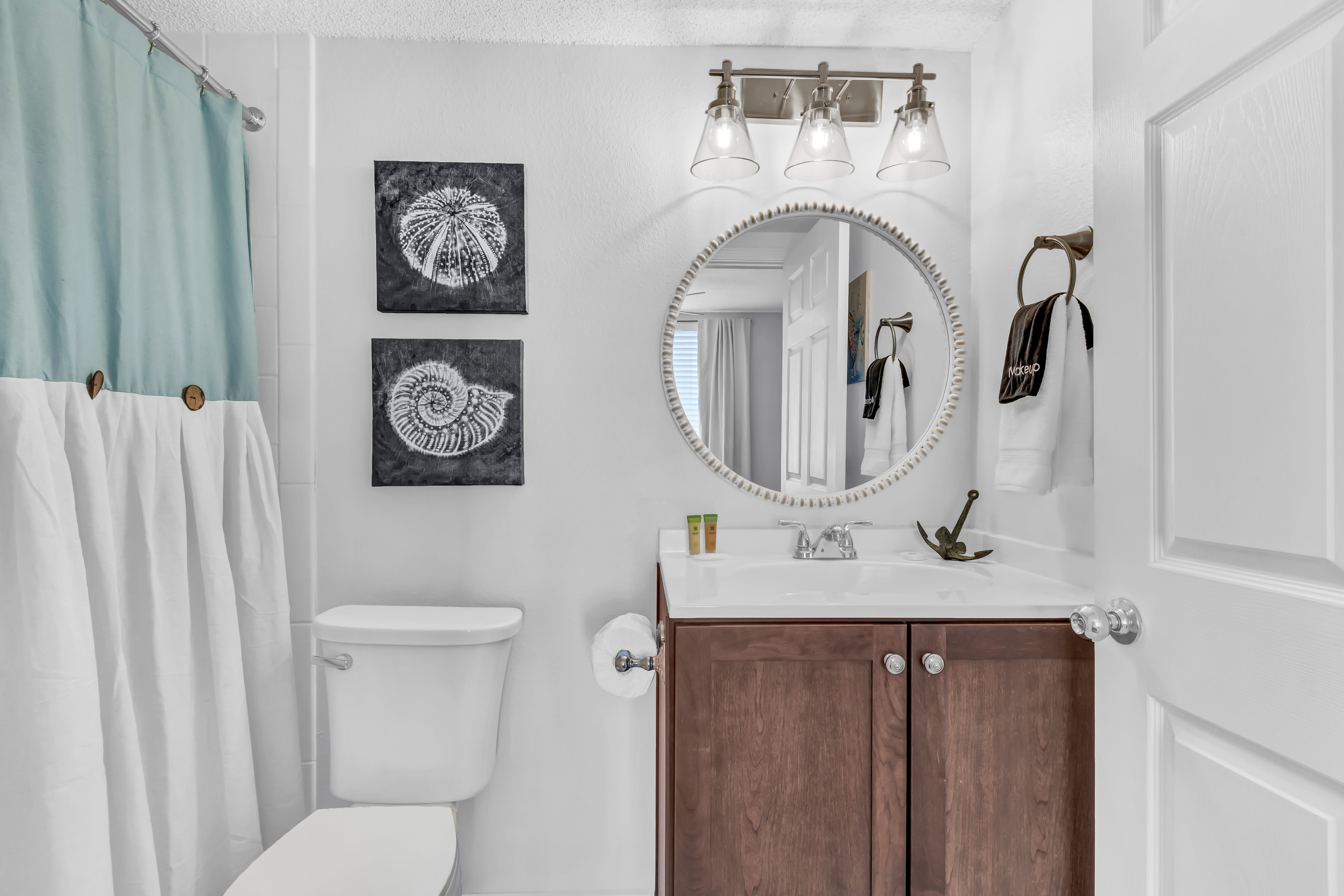 Guest bedroom private full bath