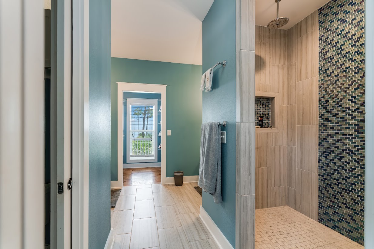 Middle Floor Master King suite w/rainfall/handheld shower head, double vanities