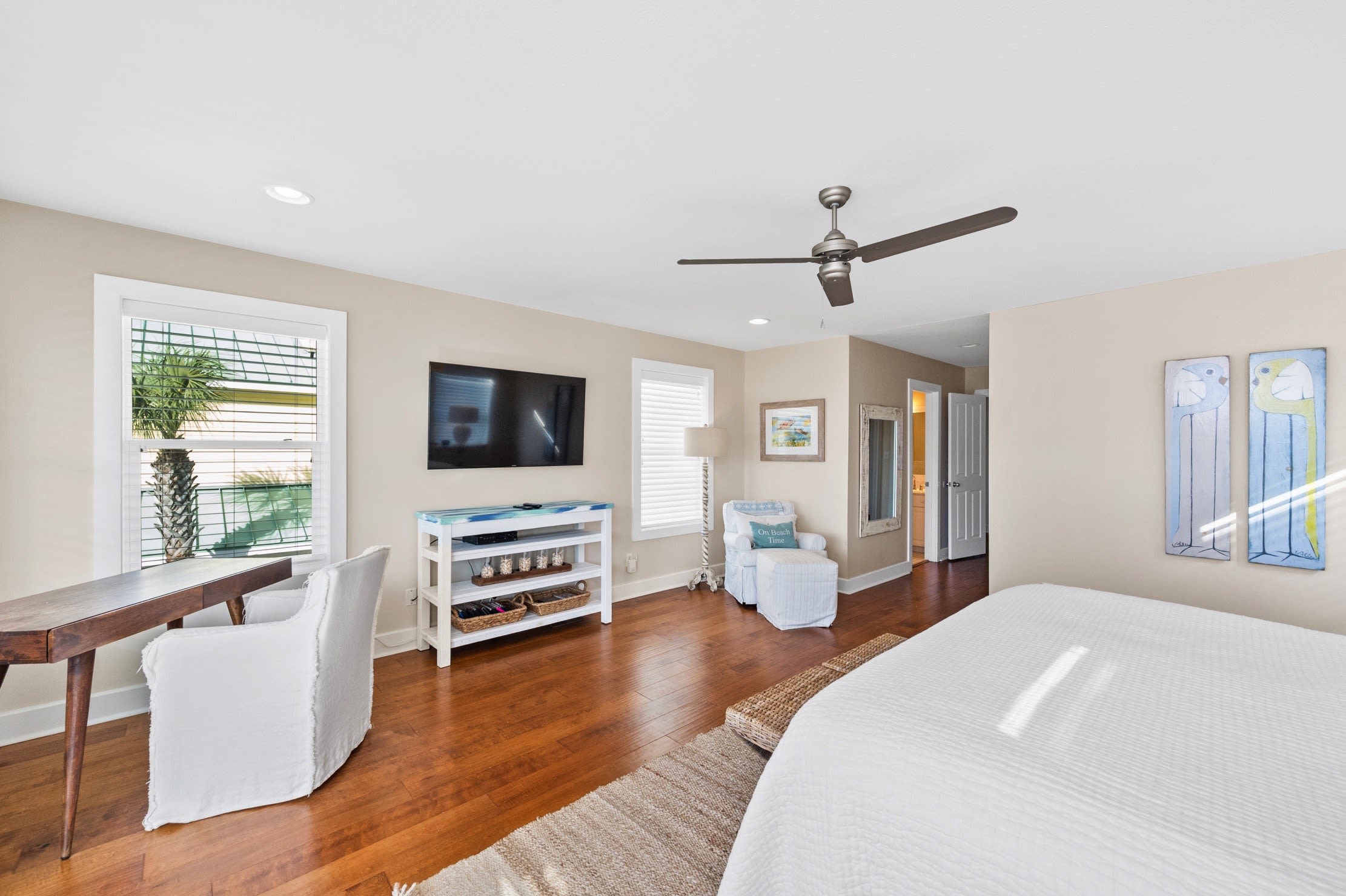 Large tv and comfortable furnishings for some quiet time.