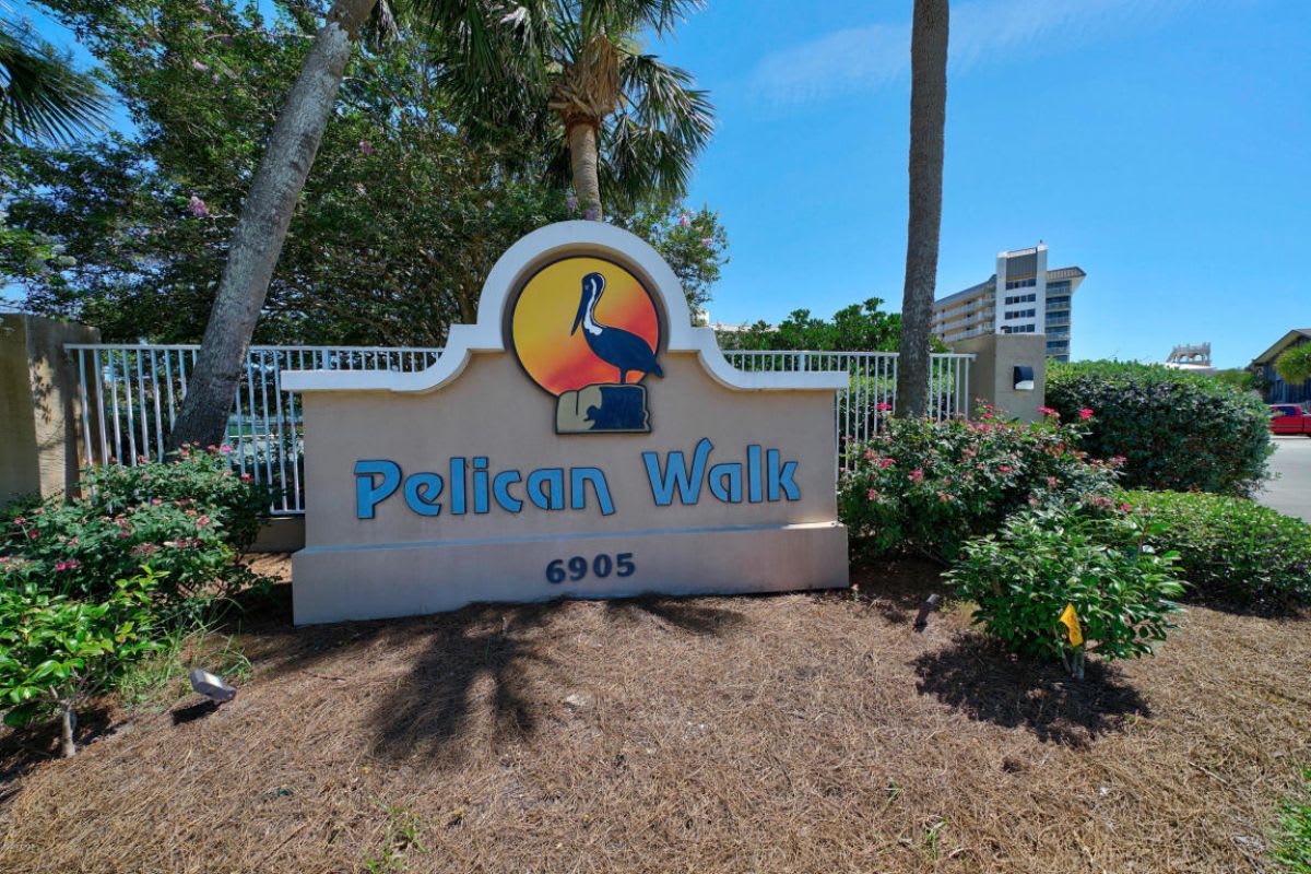 Resort street sign at 6905 Thomas Drive 