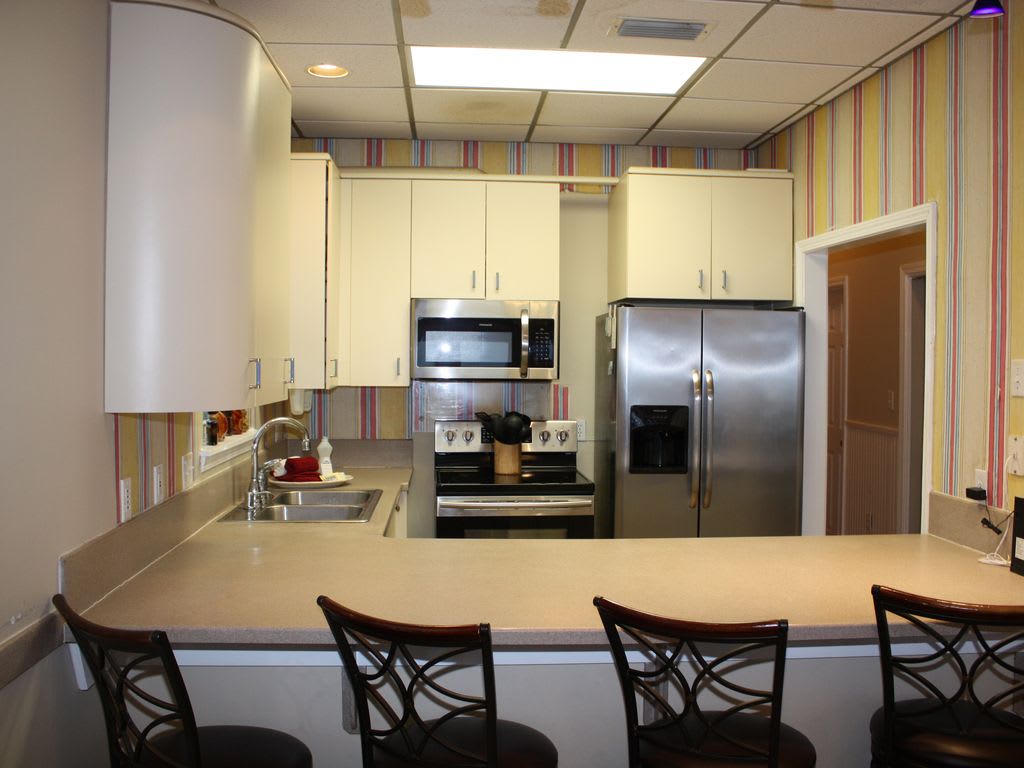 Bar,  seats 4,  kitchen area of the Great Room