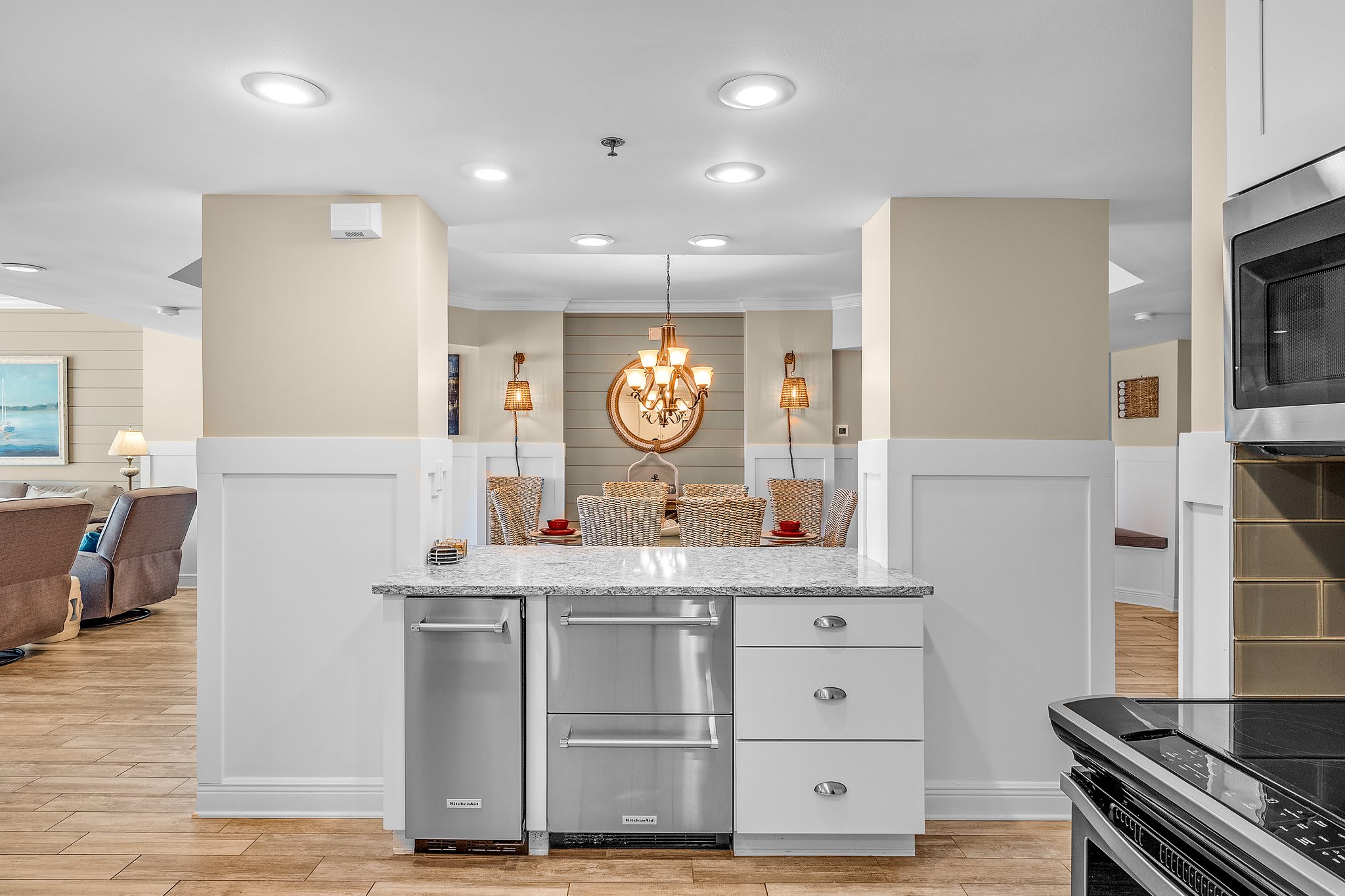 Kitchen has an ice maker and a 2 refrigerator drawers .