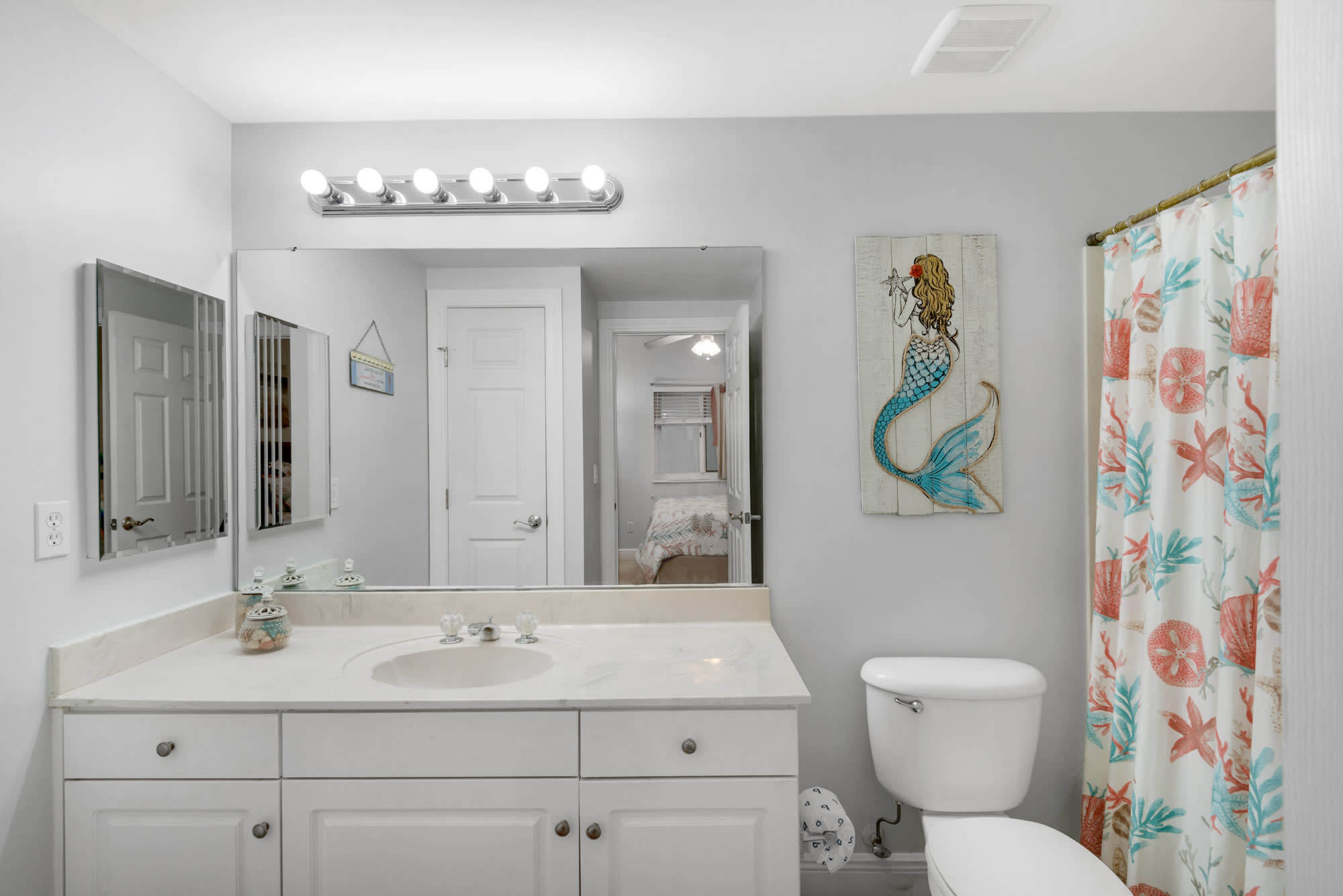 Private bath with tub/shower combo