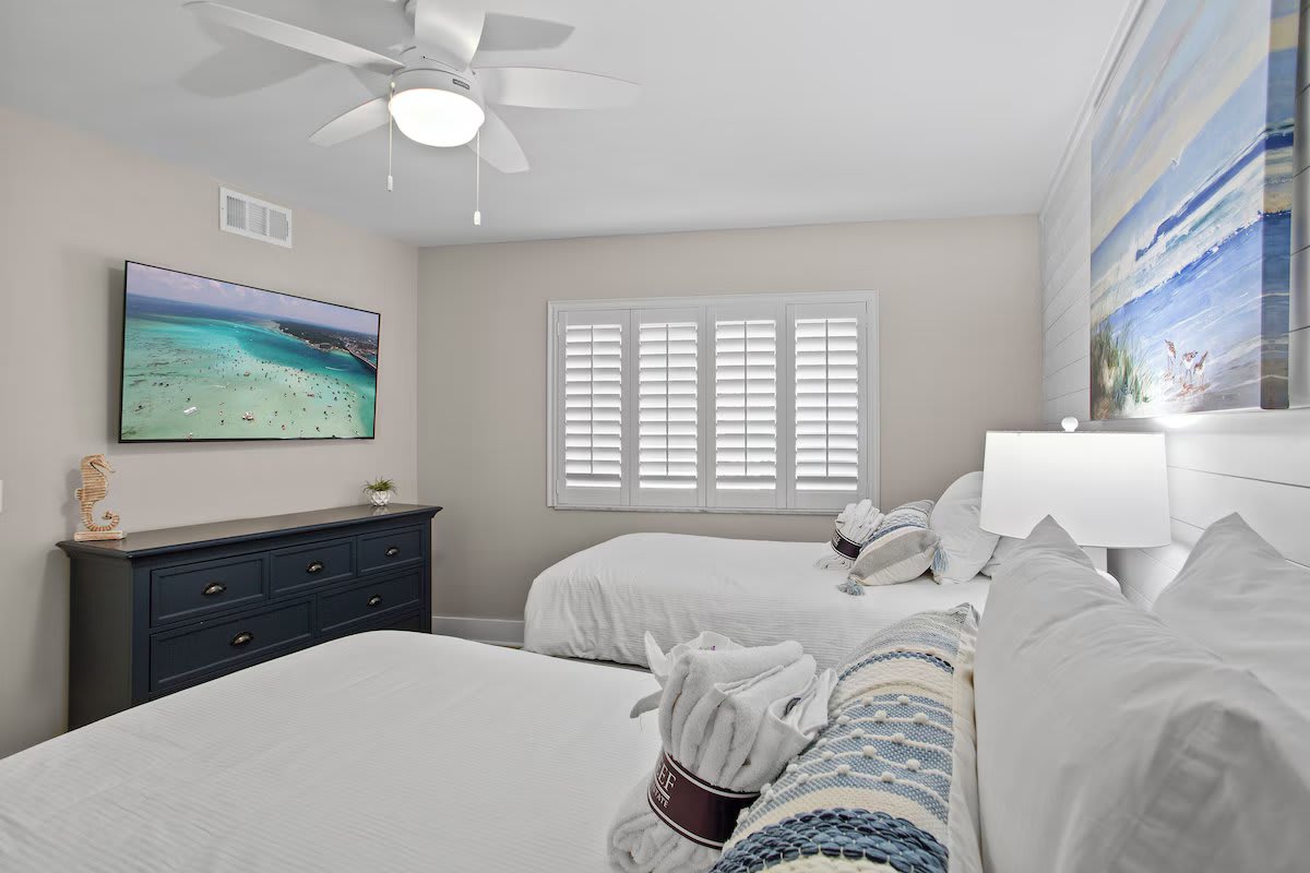 07-Mainsail-162-Guest-Bedroom