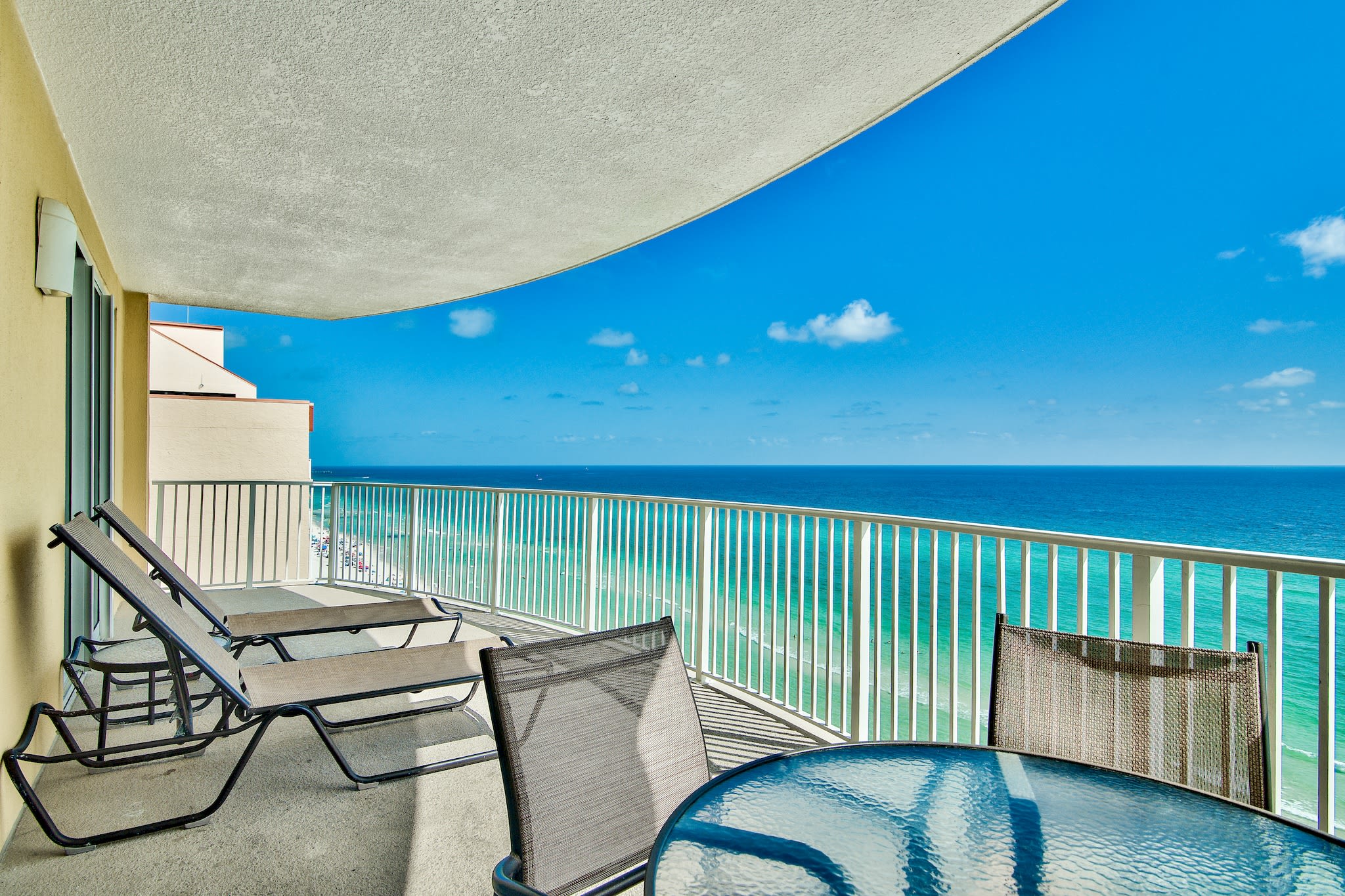 Large balcony / Gorgeous Views