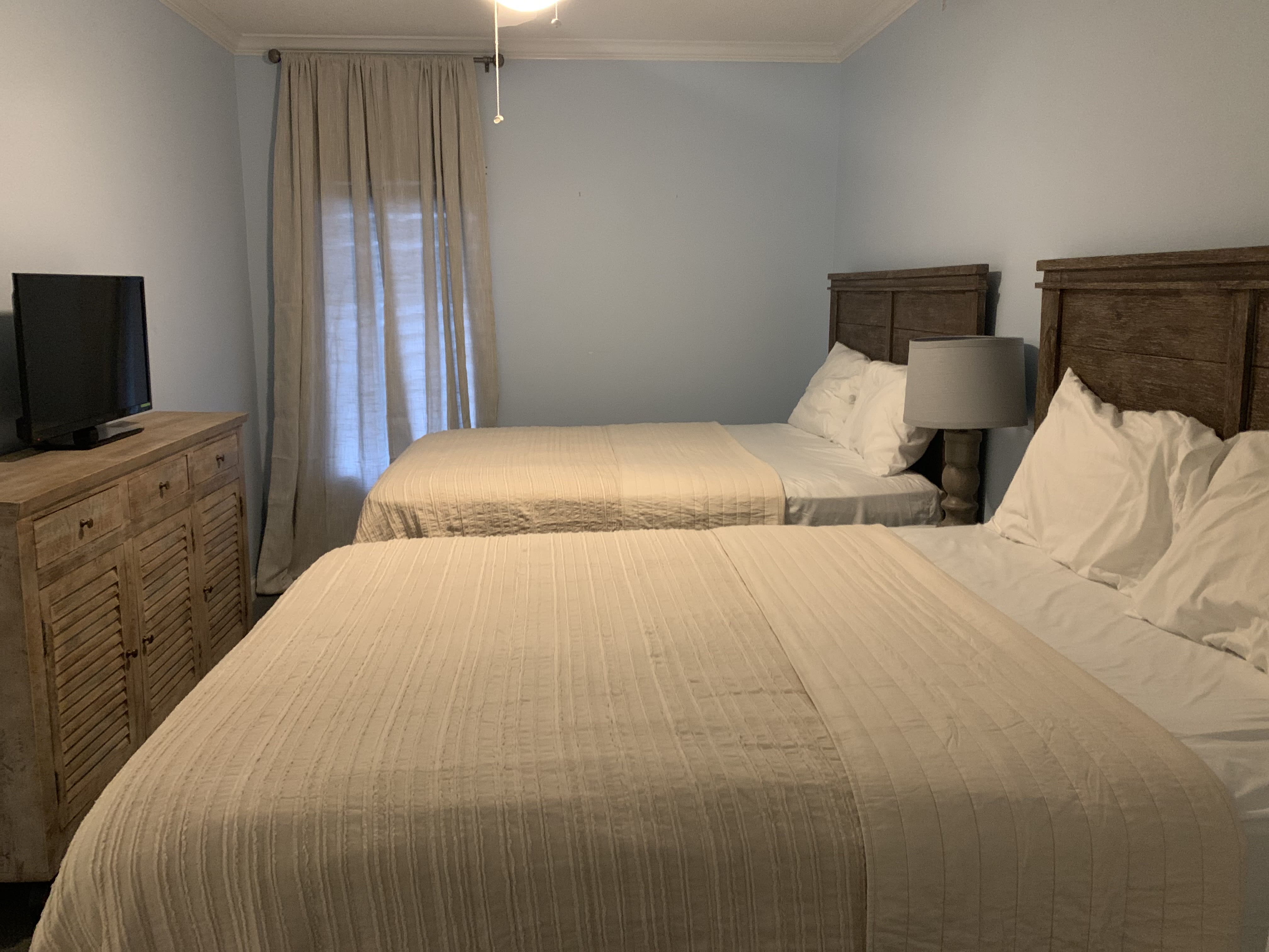 BLUE GUEST ROOM WITH 2 QUEEN BEDS, SLEEPS 4