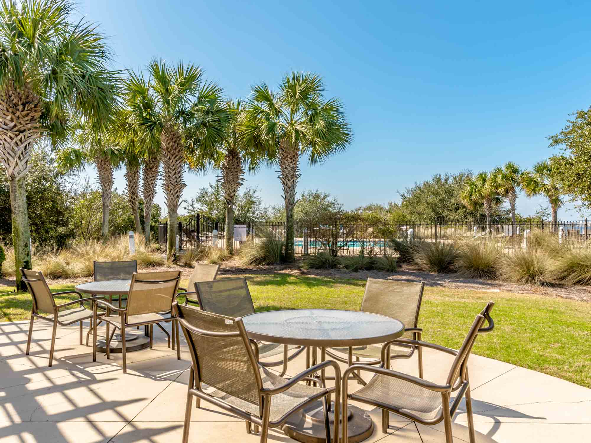 Plenty of seating for everyone. I feel a porch party coming on!!