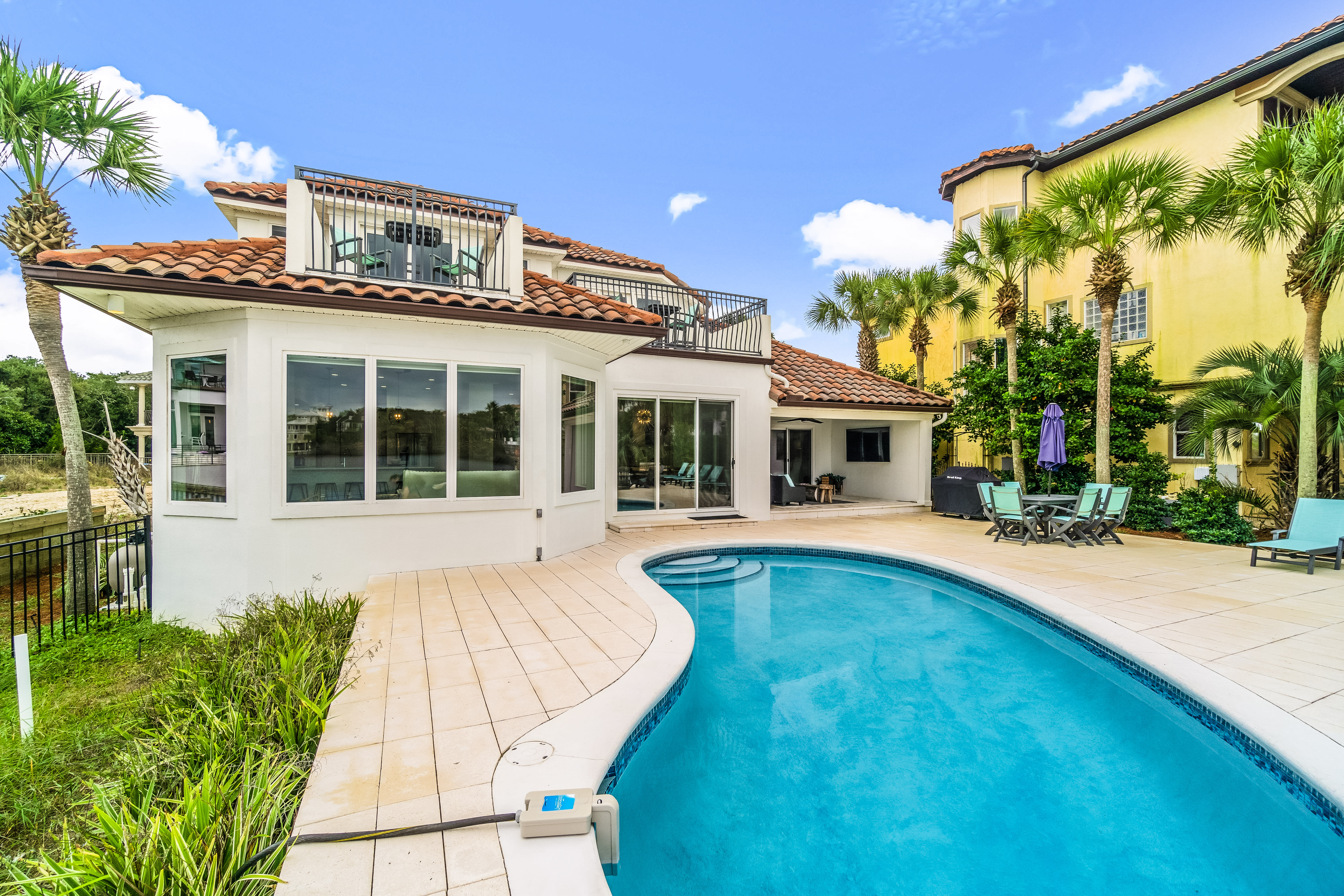Private pool/ back of home