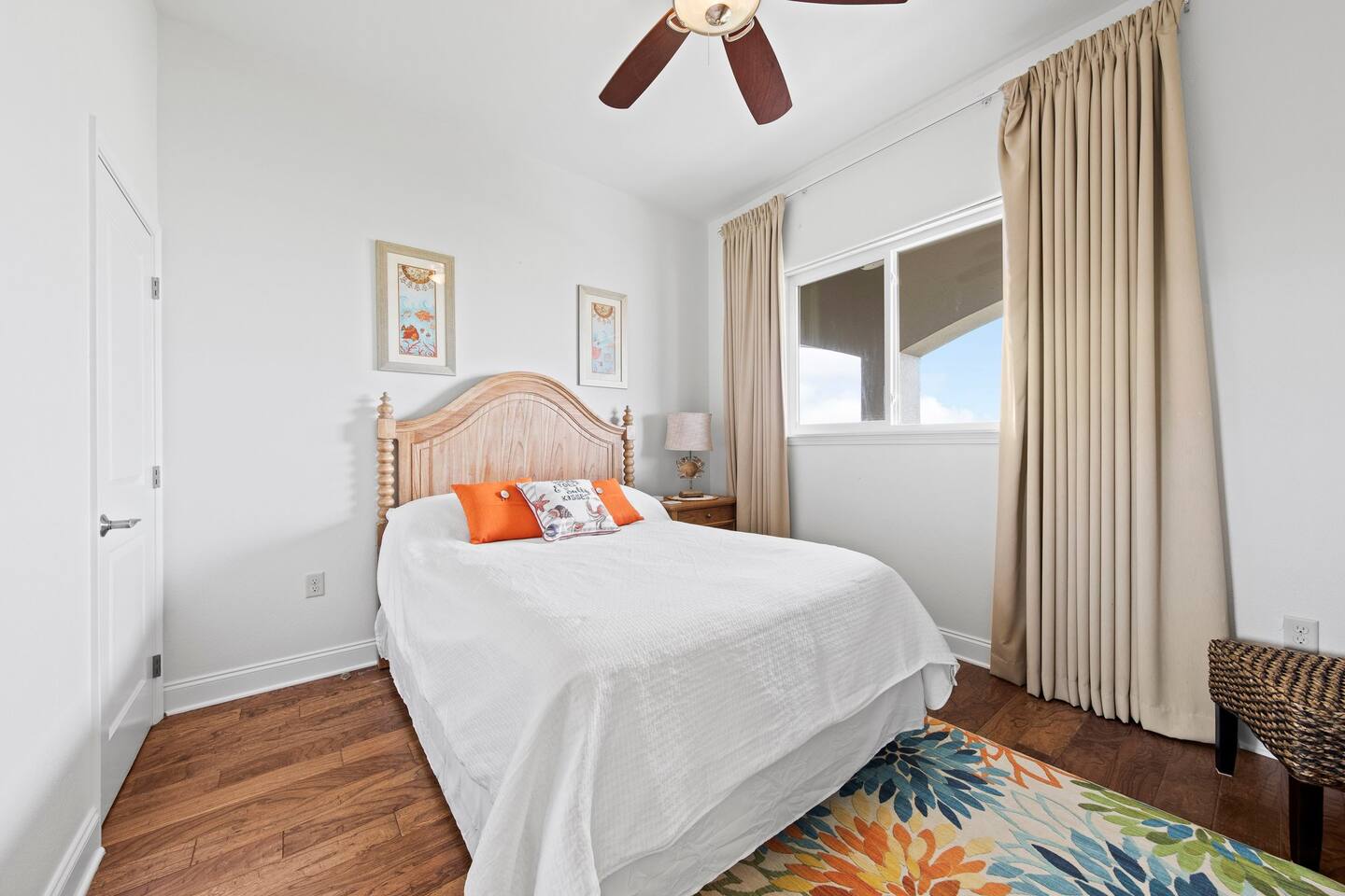 Queen size bed, ceiling fan and smart tv with cable tv.