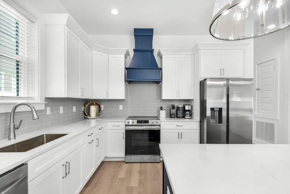 Vista-12 Create your culinary masterpieces in Vista's new kitchen, featuring stainless appliances with quartz counters.