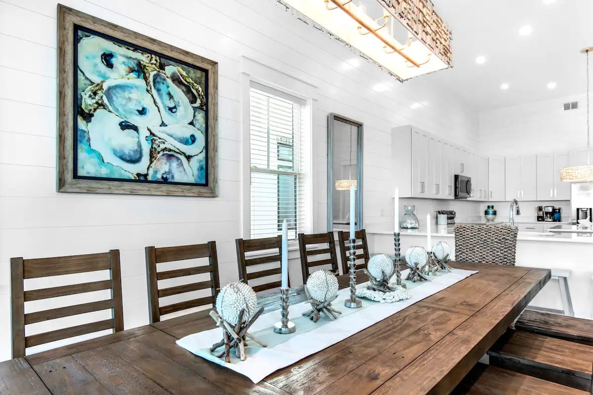 Horizon-13 Lots of room and dining configurations for your large group. Horizon's stylish dining area seats 12. Kitchen island seating for 3. Kitchen peninsula seats 4. And did we mention the outdoor dining seating?