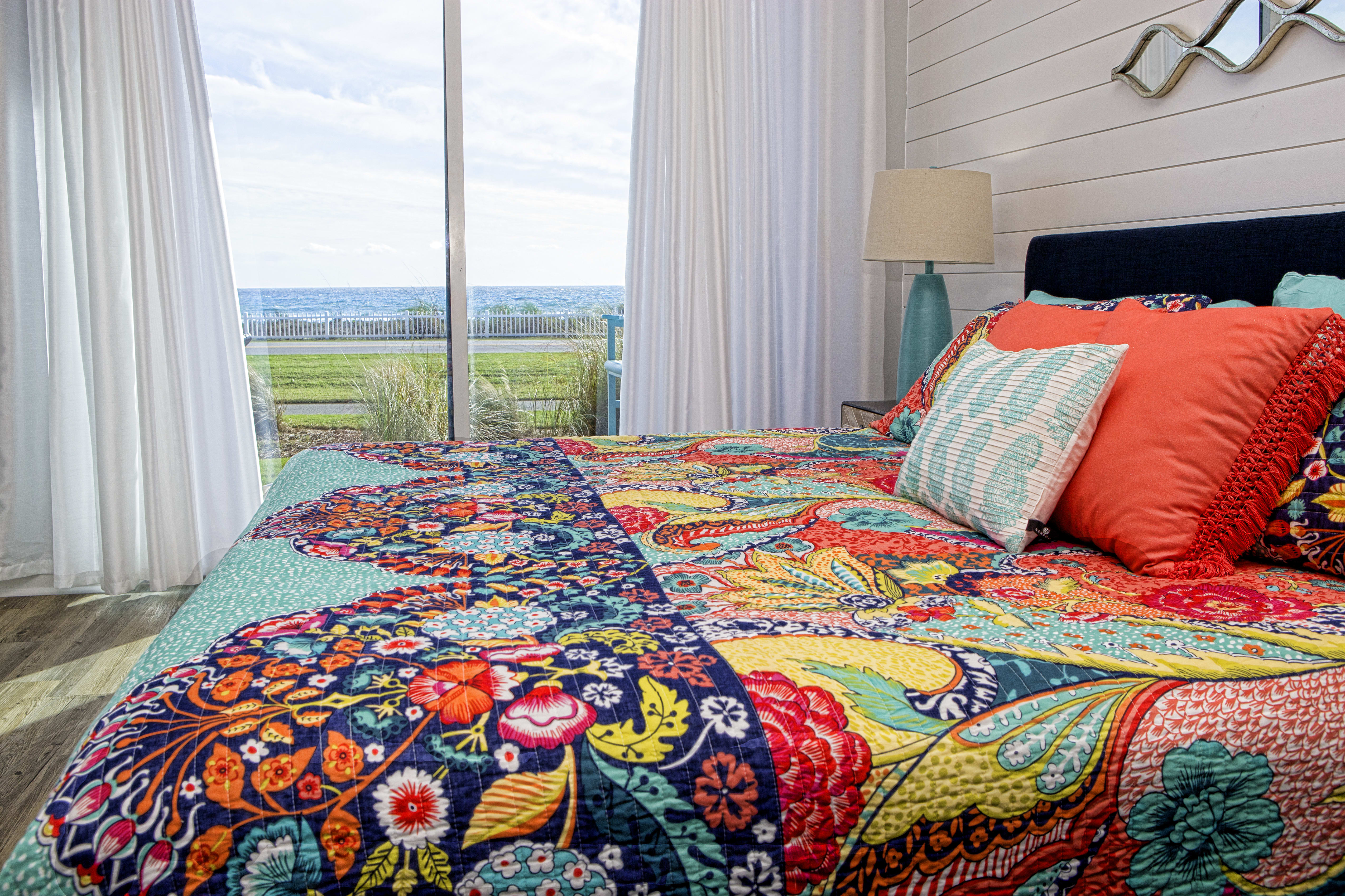 GULF FRONT King-sized Master Bedroom, Private Bath, 52" Smart TV, Gulf View