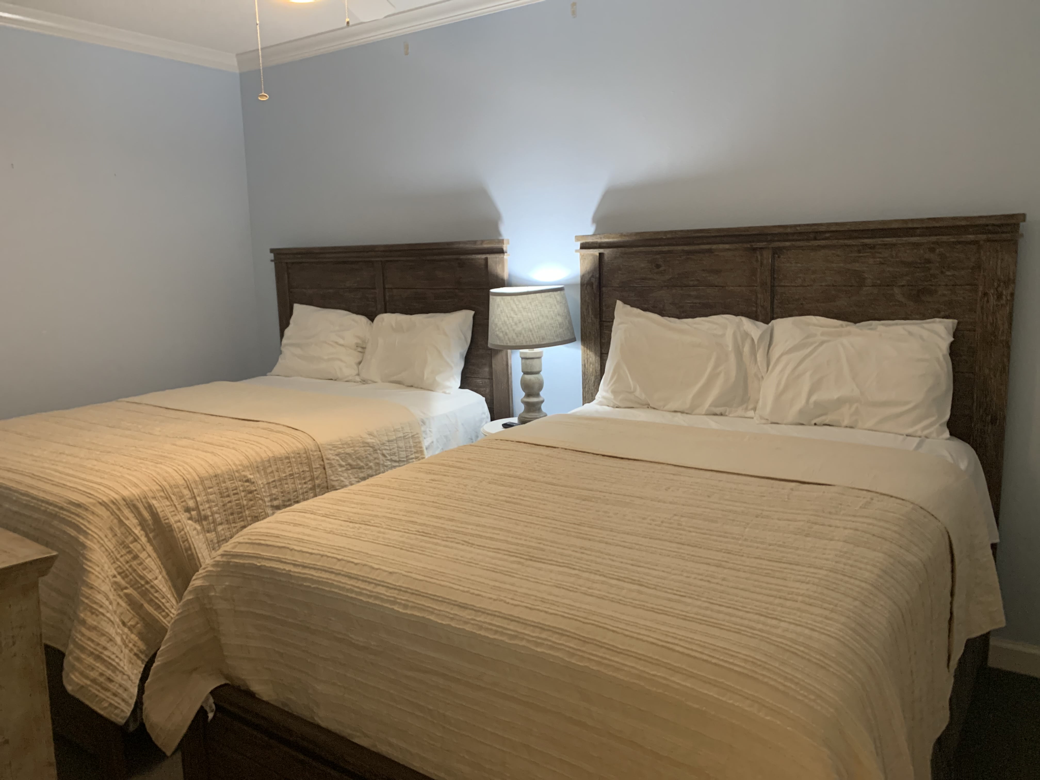 BLUE GUEST ROOM WITH 2 QUEEN BEDS - SLEEPS 4 WITH PRIVATE BATH &amp; FLAT SCREEN TV 