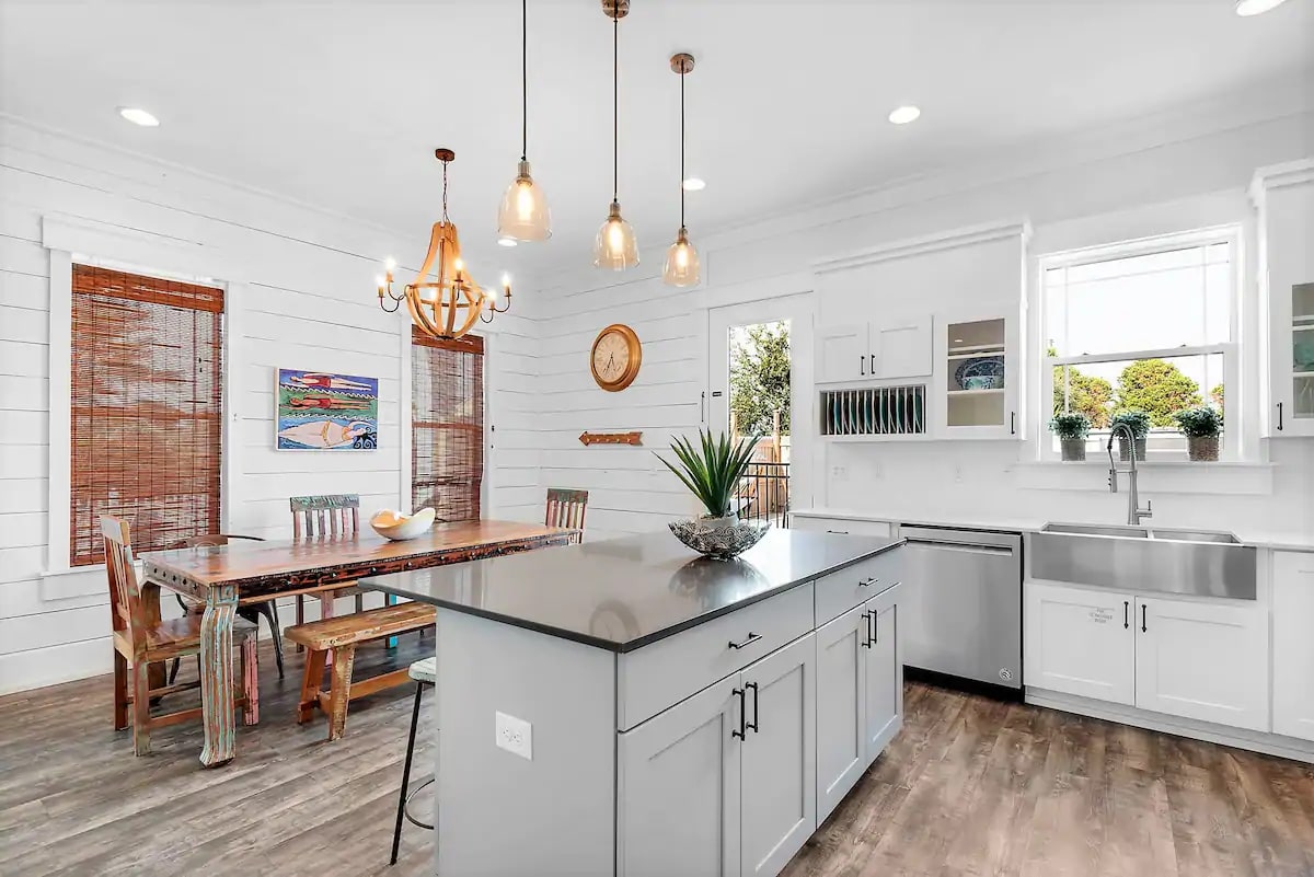 Freestyle-9 Freestyle's open floorplan lets the chef of the family take part in the conversation while whipping up their masterpiece.