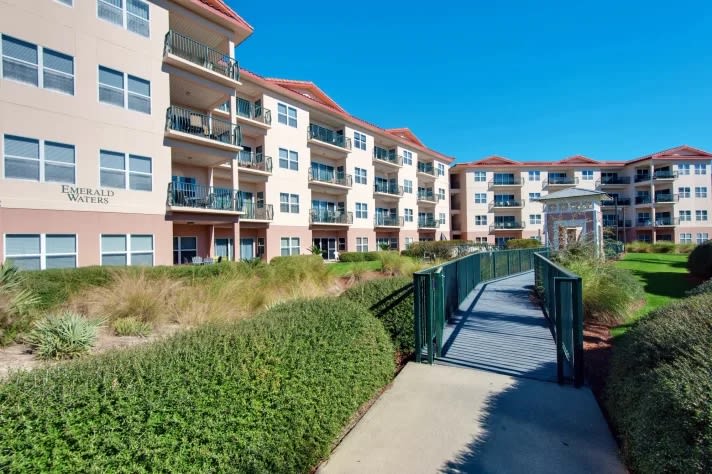 Outdoor shower and private access to pool