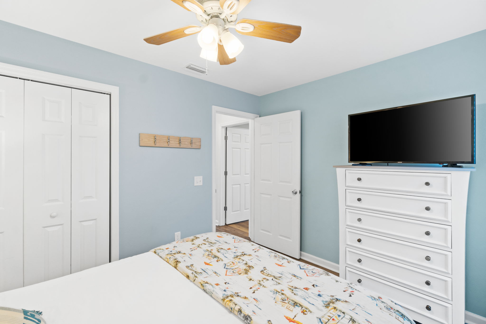 Bedroom 2- Queen Bed/Smart TV