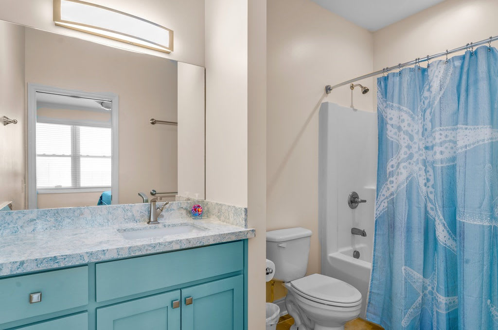 Upstairs king en-suite bath