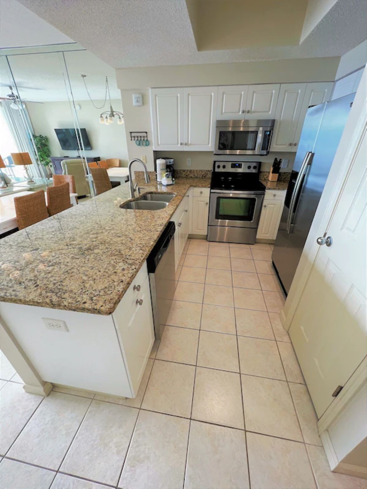 Fully stocked kitchen!