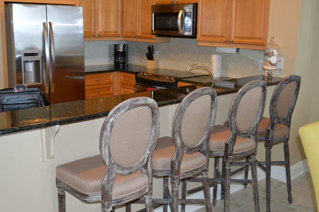 Everyone gets a seat: additional seating for 4 at the kitchen counter