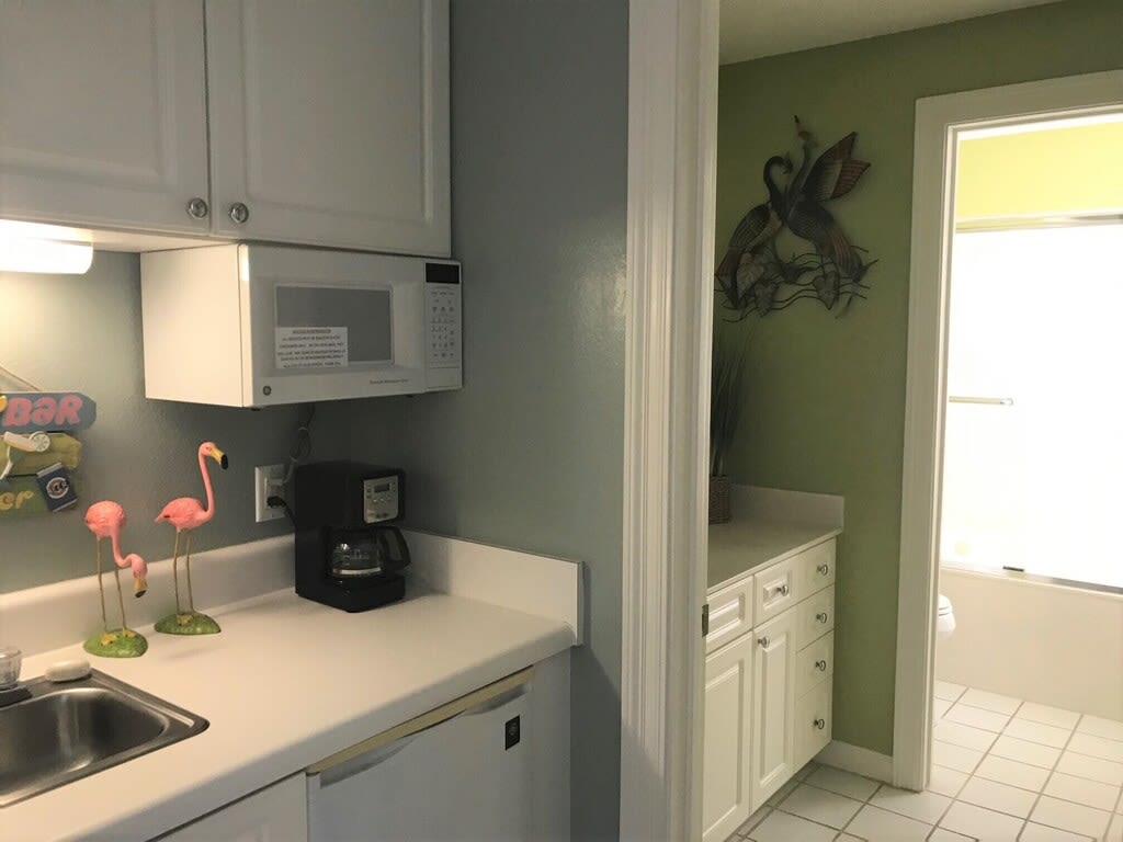 separate kitchenette &amp; vanity area with bathroom (jetted tub) in 3rd bedrm 